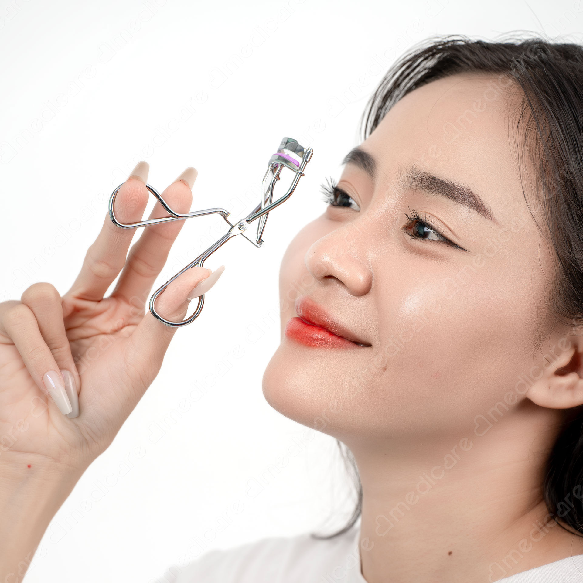 Bấm Mi BASICARE 1031 với thiết kế đường cong chuẩn cùng với tay cầm thoải mái giúp bạn dễ dàng làm công đôi mi theo độ cong mong muốn của bạn.