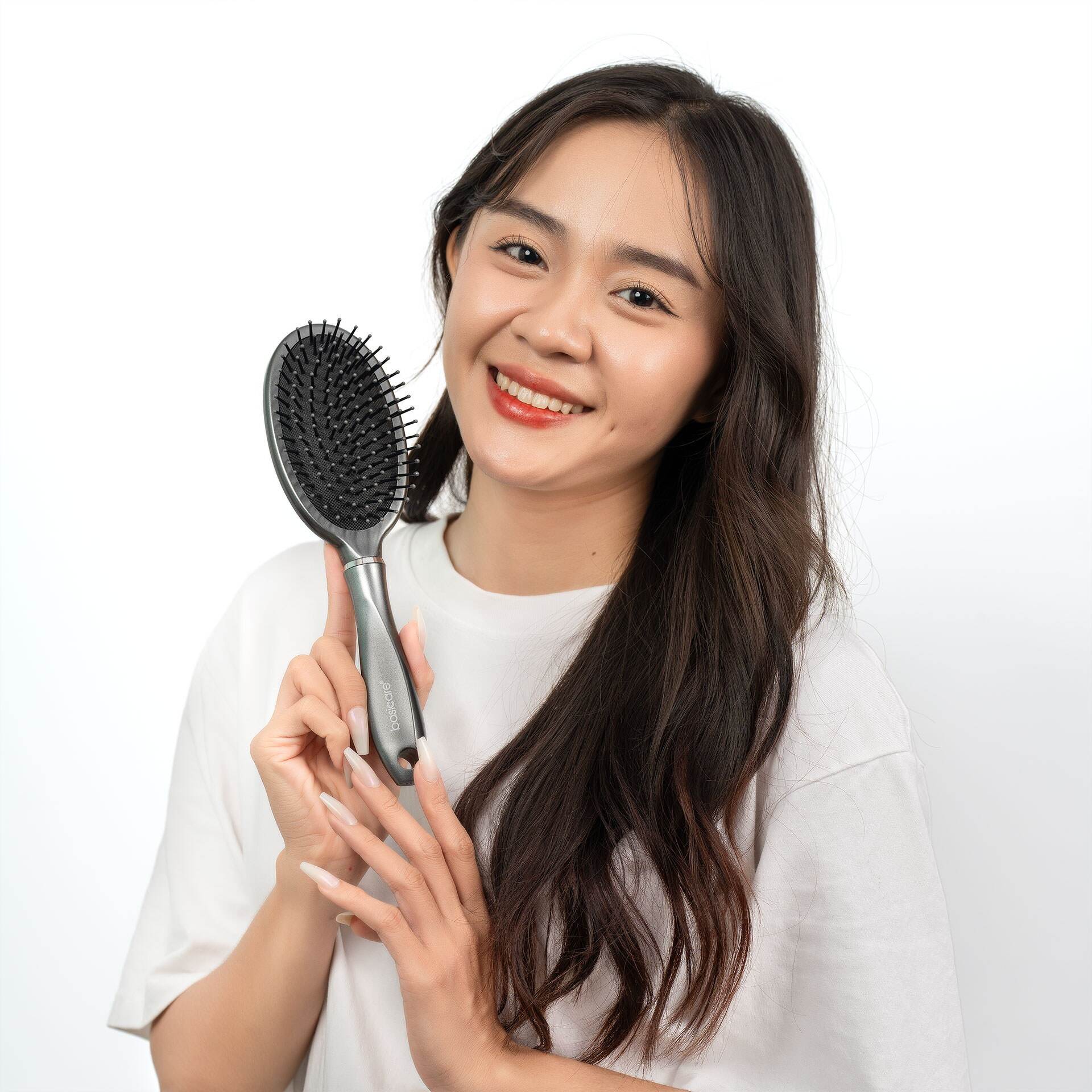 Lược Gai Ovan BASICARE được thiết kế chuyên nghiệp, đẹp mắt, răng lược mềm mang lại cảm giác dễ chịu khi sử dụng.