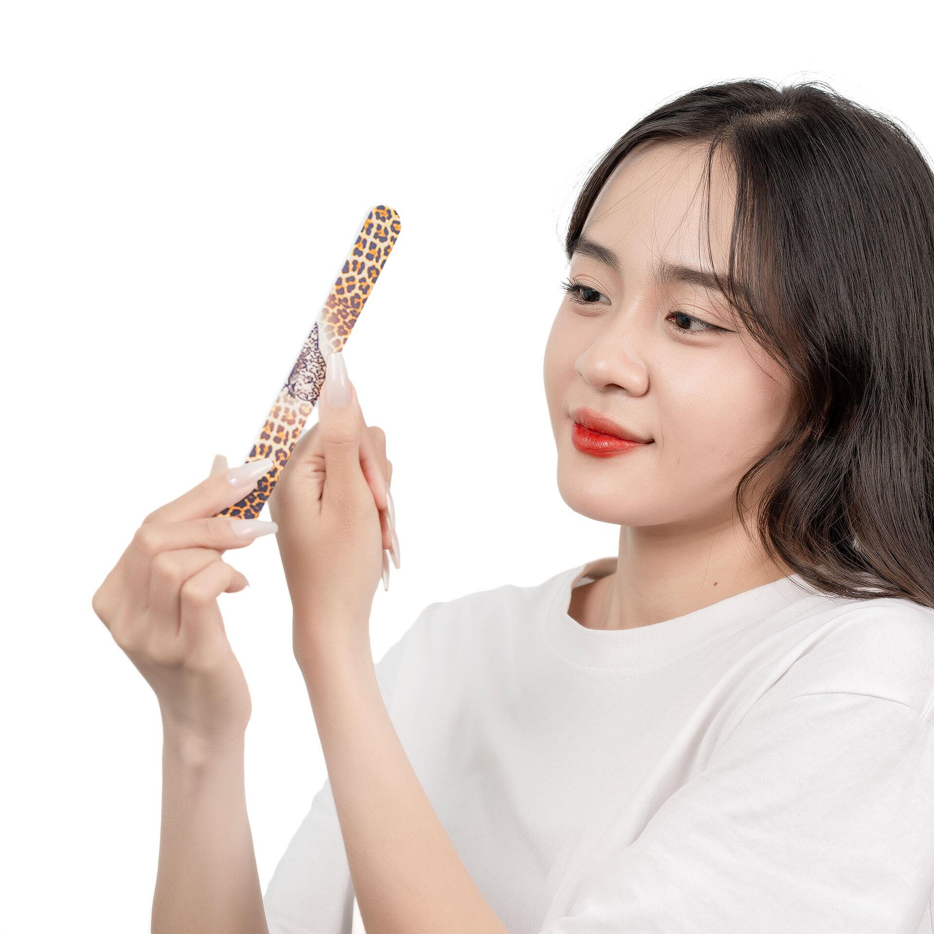 Giũa Móng Giấy MAXMATE Hình Da Beo dùng để giũa móng. Sản phẩm tiện lợi, gọn gàng dễ dàng mang đi nhiều nơi. 