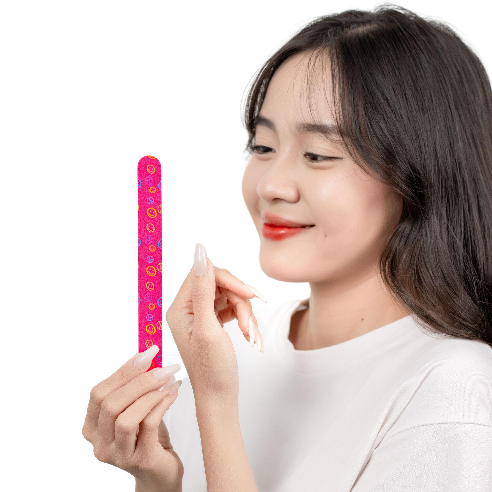 Giũa Móng Giấy MAXMATE Hình Ngôi Sao Và Mặt Cười<p><strong> </strong></p>dùng để giũa móng. Sản phẩm tiện lợi, gọn gàng dễ dàng mang đi nhiều nơi. 