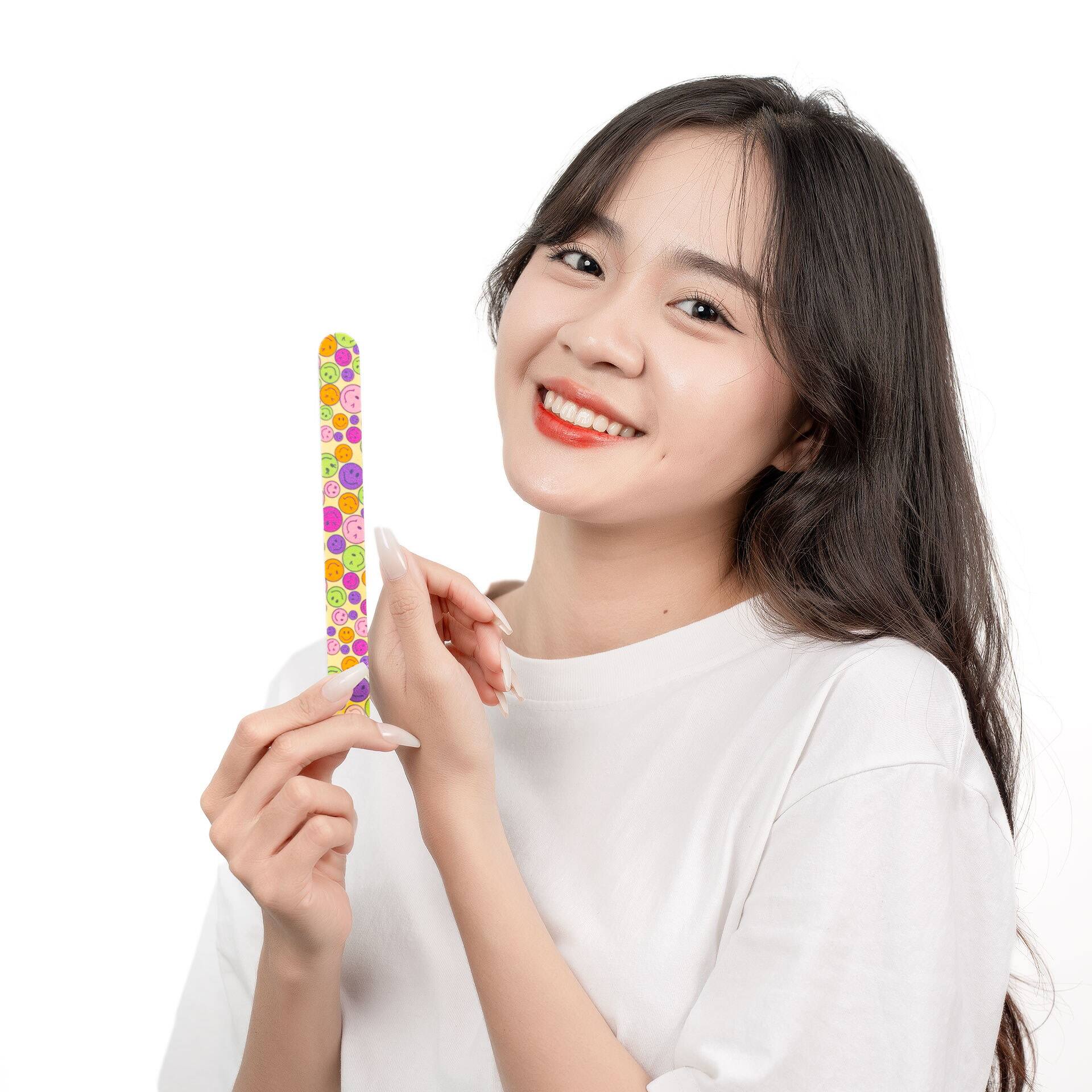 Giũa Móng Giấy MAXMATE Hình Ngôi Sao Và Mặt Cười<p><strong> </strong></p>dùng để giũa móng. Sản phẩm tiện lợi, gọn gàng dễ dàng mang đi nhiều nơi. 