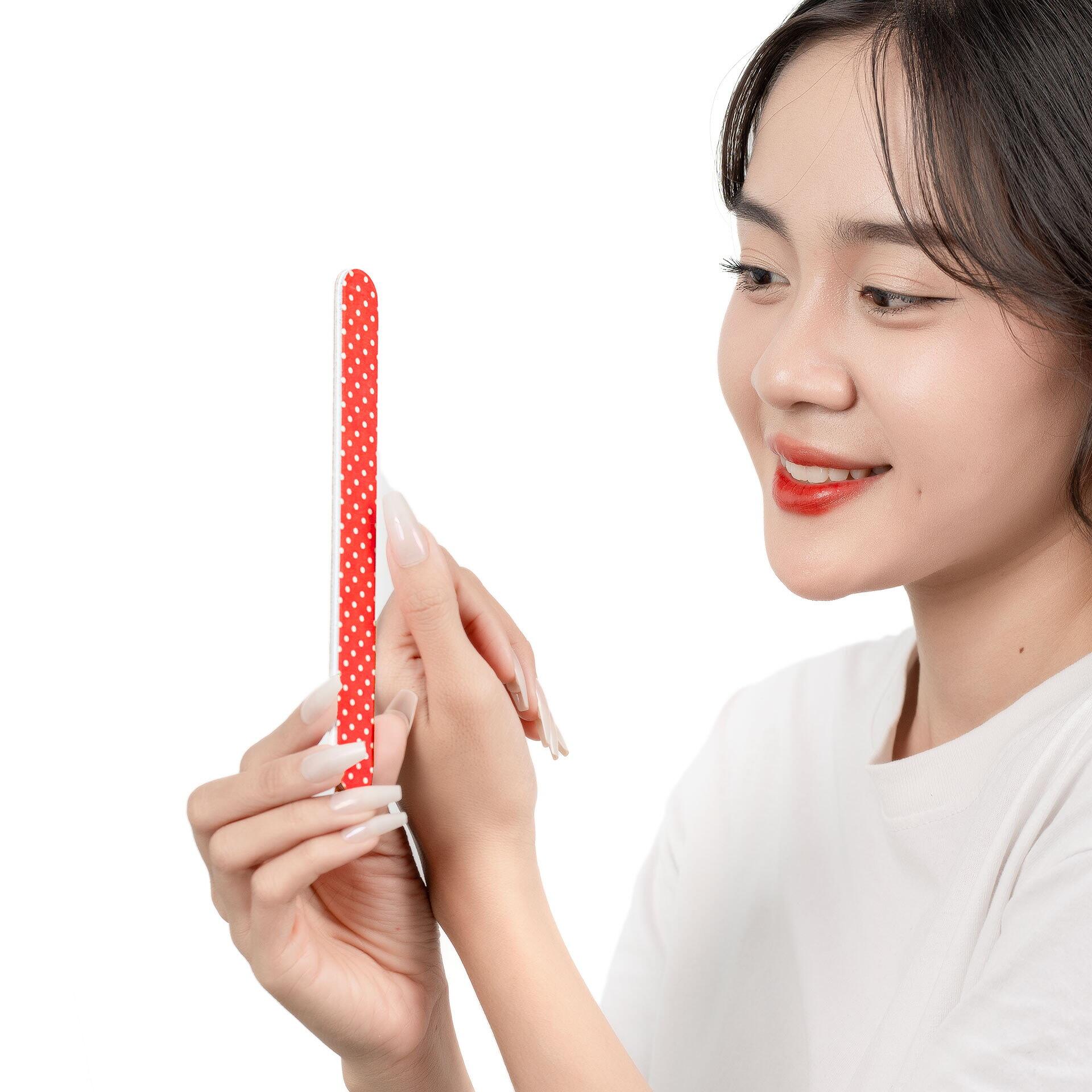 Giũa Móng Giấy MAXMATE Hình Chấm Bi Trắng dùng để giũa móng. Sản phẩm tiện lợi, gọn gàng dễ dàng mang đi nhiều nơi. 