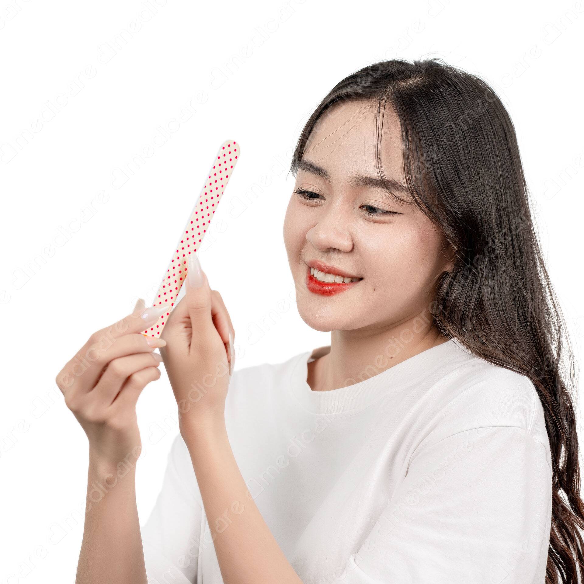 Giũa Móng Giấy MAXMATE Hình Chấm Bi Hồng dùng để giũa móng. Sản phẩm tiện lợi, gọn gàng dễ dàng mang đi nhiều nơi. 
