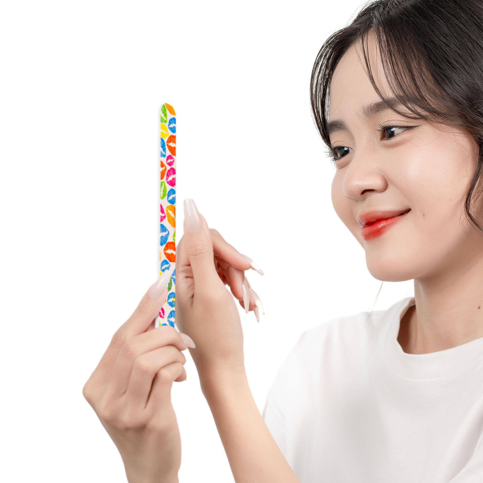 Giũa Móng Giấy MAXMATE Hình Môi 7 Màu dùng để giũa móng. Sản phẩm tiện lợi, gọn gàng dễ dàng mang đi nhiều nơi. 