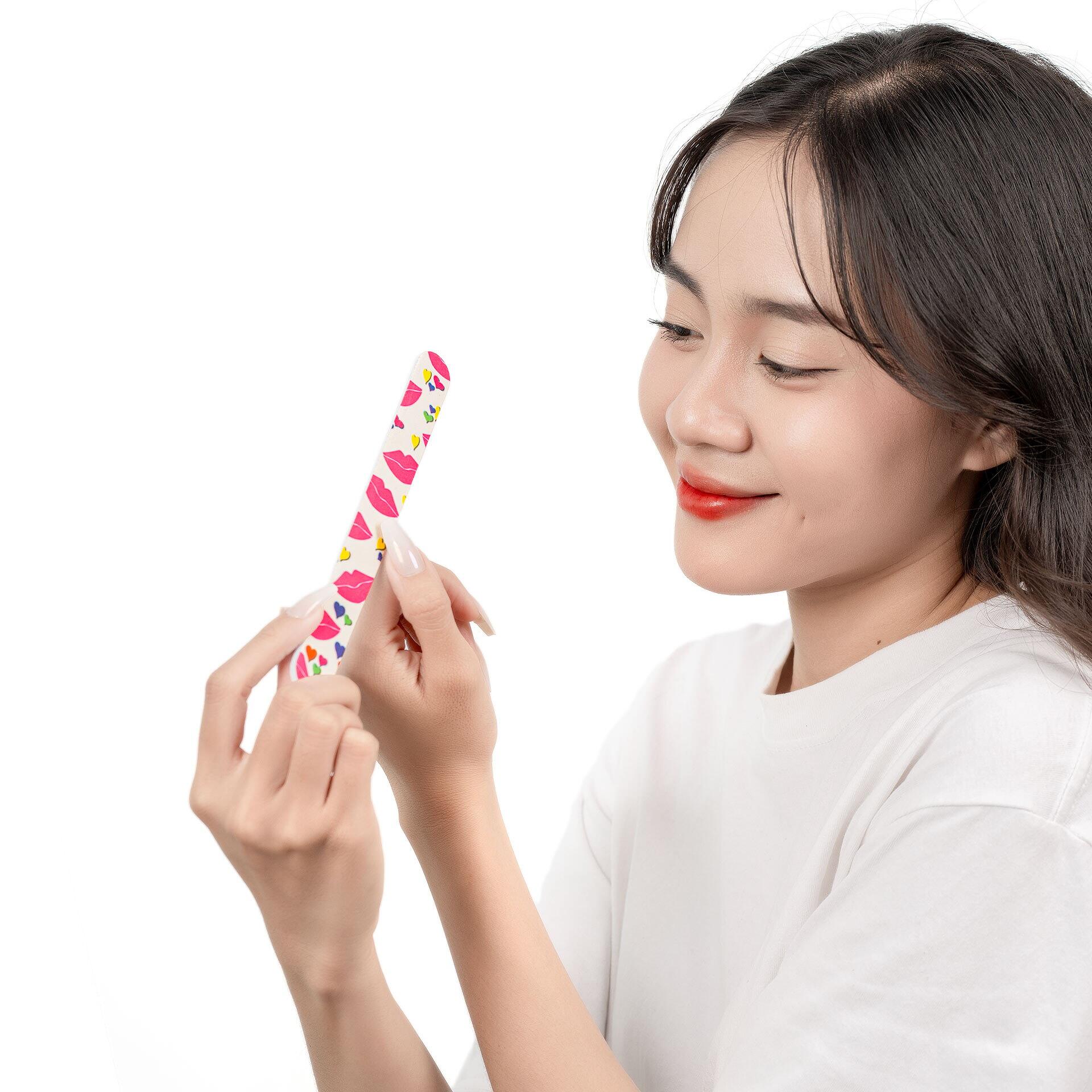 Giũa Móng Giấy MAXMATE Hình Môi 7 Màu dùng để giũa móng. Sản phẩm tiện lợi, gọn gàng dễ dàng mang đi nhiều nơi. 