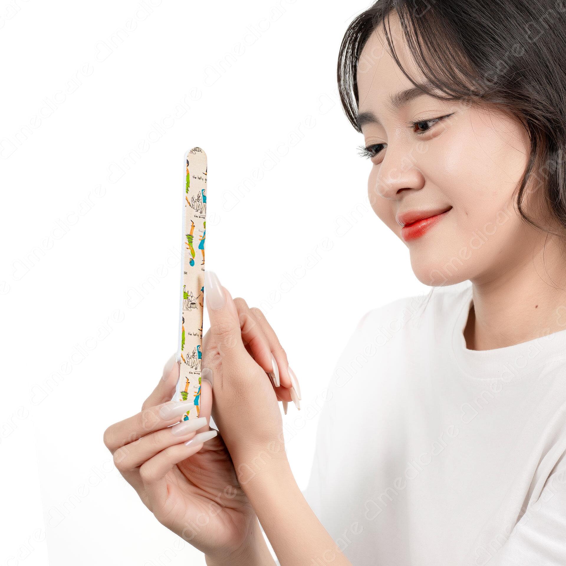 Giũa Móng Giấy MAXMATE Hình Cô Gái dùng để giũa móng. Sản phẩm tiện lợi, gọn gàng dễ dàng mang đi nhiều nơi. 