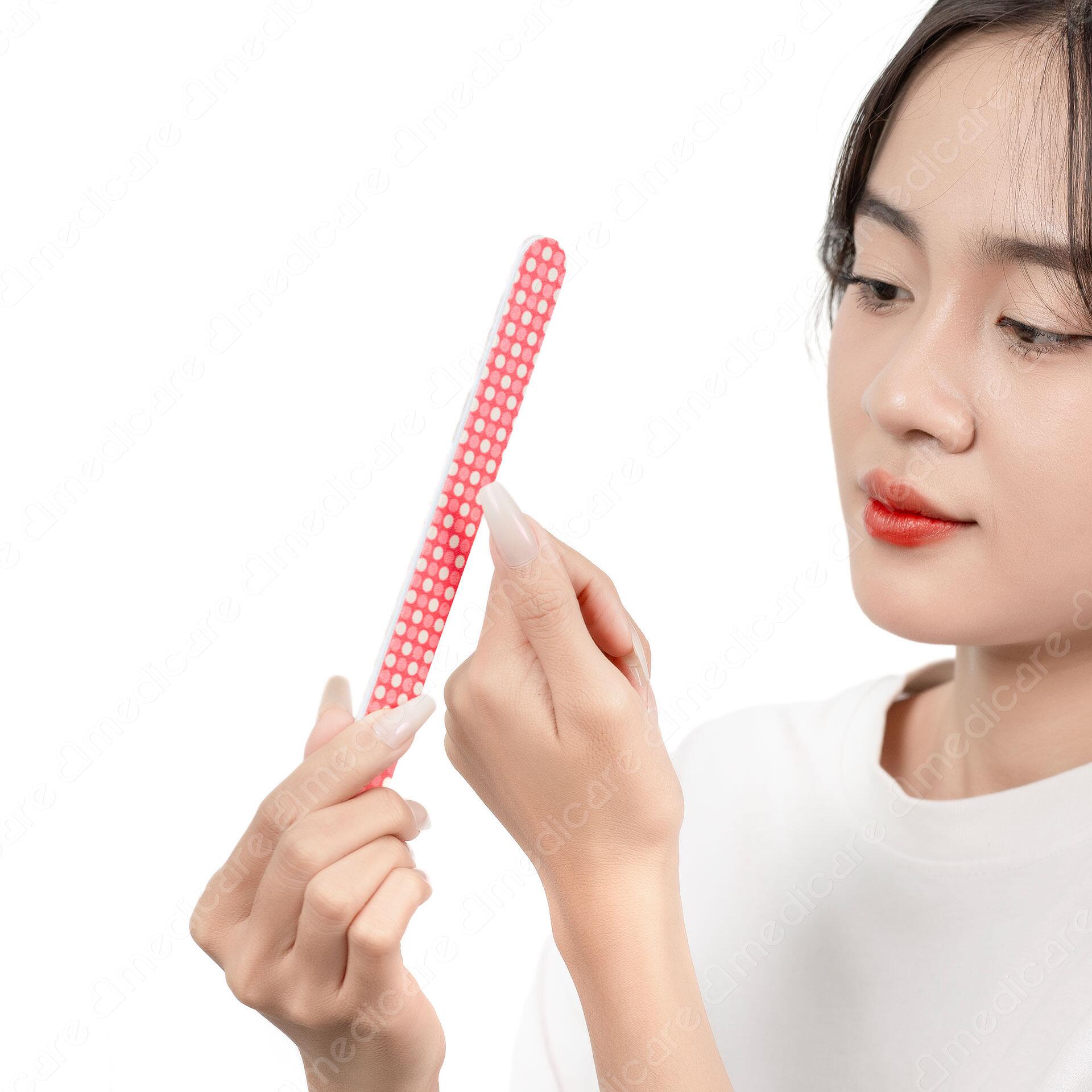 Giũa Móng Giấy MAXMATE Hình Chấm Bi Trắng Hồng dùng để giũa móng. Sản phẩm tiện lợi, gọn gàng dễ dàng mang đi nhiều nơi. 