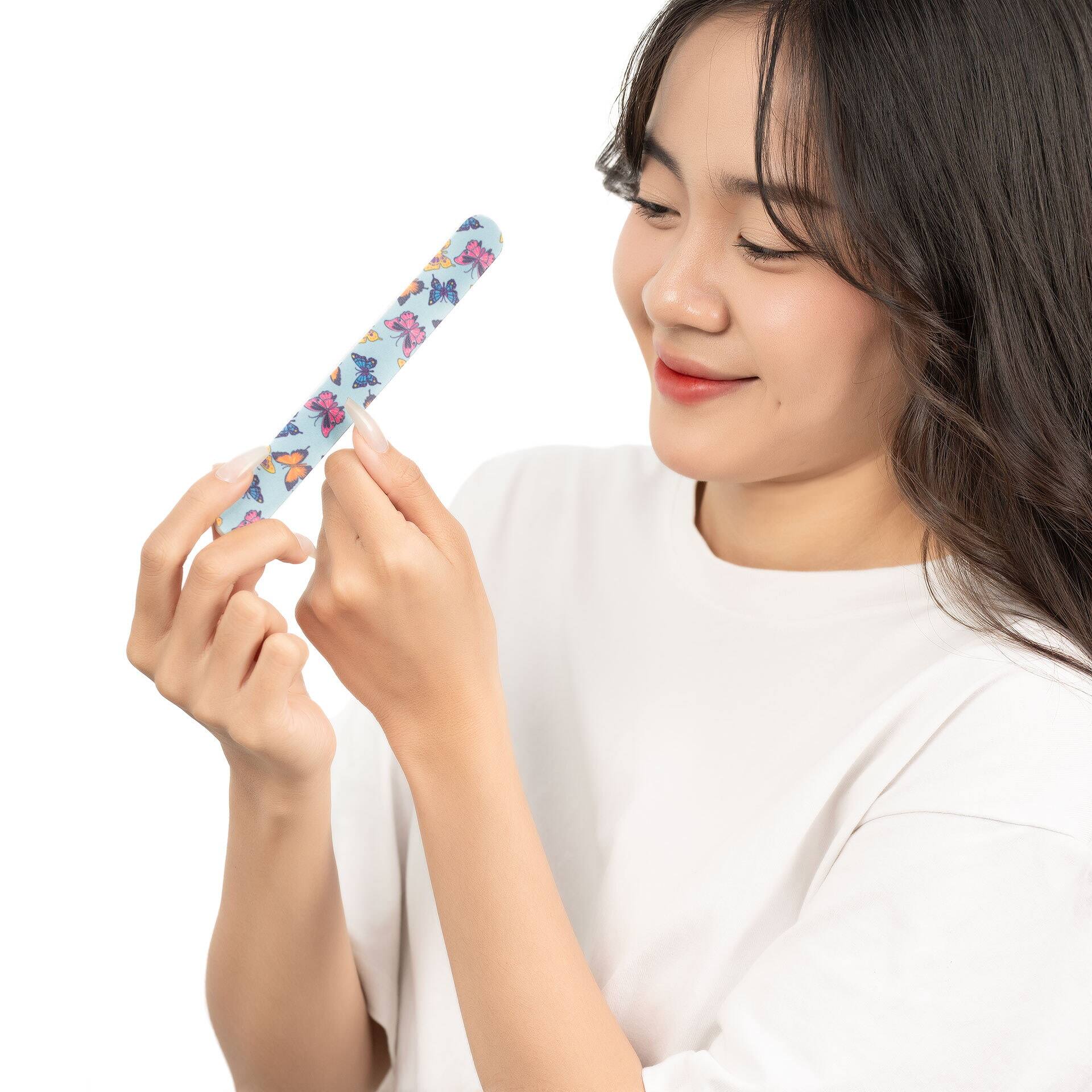 Giũa Móng Giấy MAXMATE Hình Bướm Xanh dùng để giũa móng. Sản phẩm tiện lợi, gọn gàng dễ dàng mang đi nhiều nơi. 