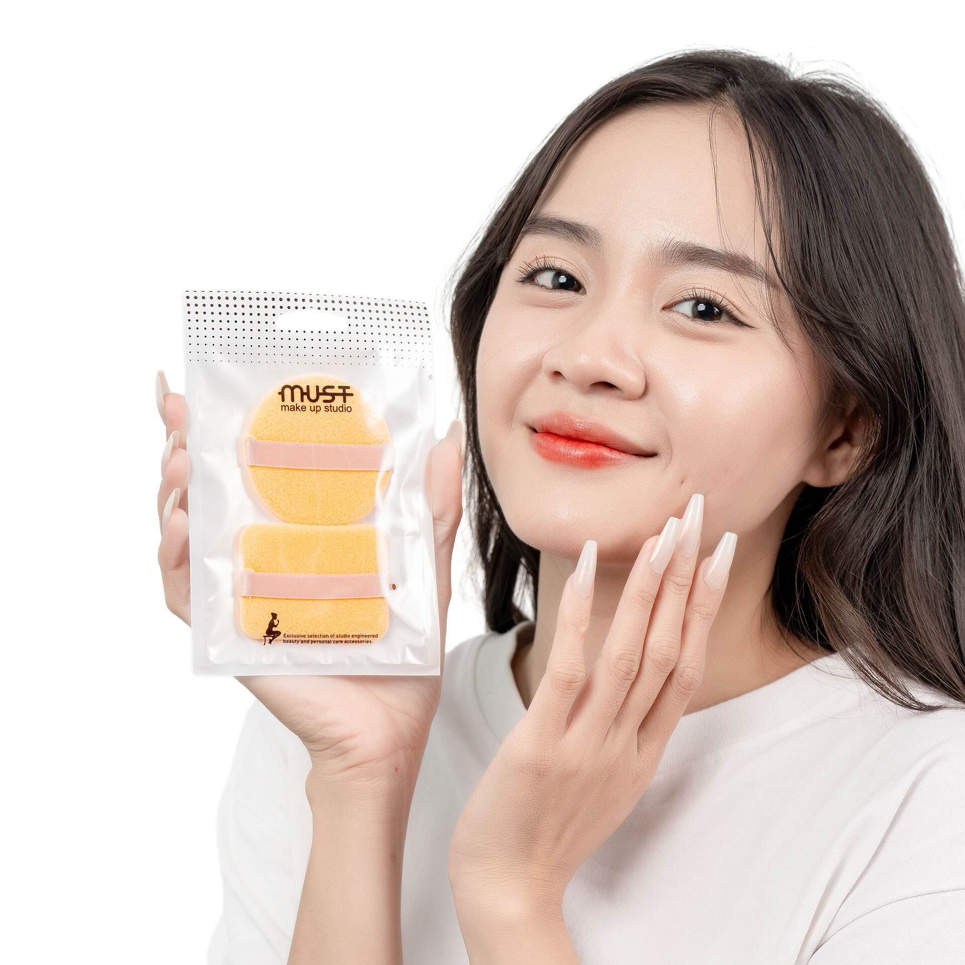 Bông Phấn Trang Điểm MUST 6219 được thiết kế nhỏ gọn, tiện dụng, hỗ trợ trang điểm hằng ngày và bỏ vào túi xách khi đi ra ngoài.