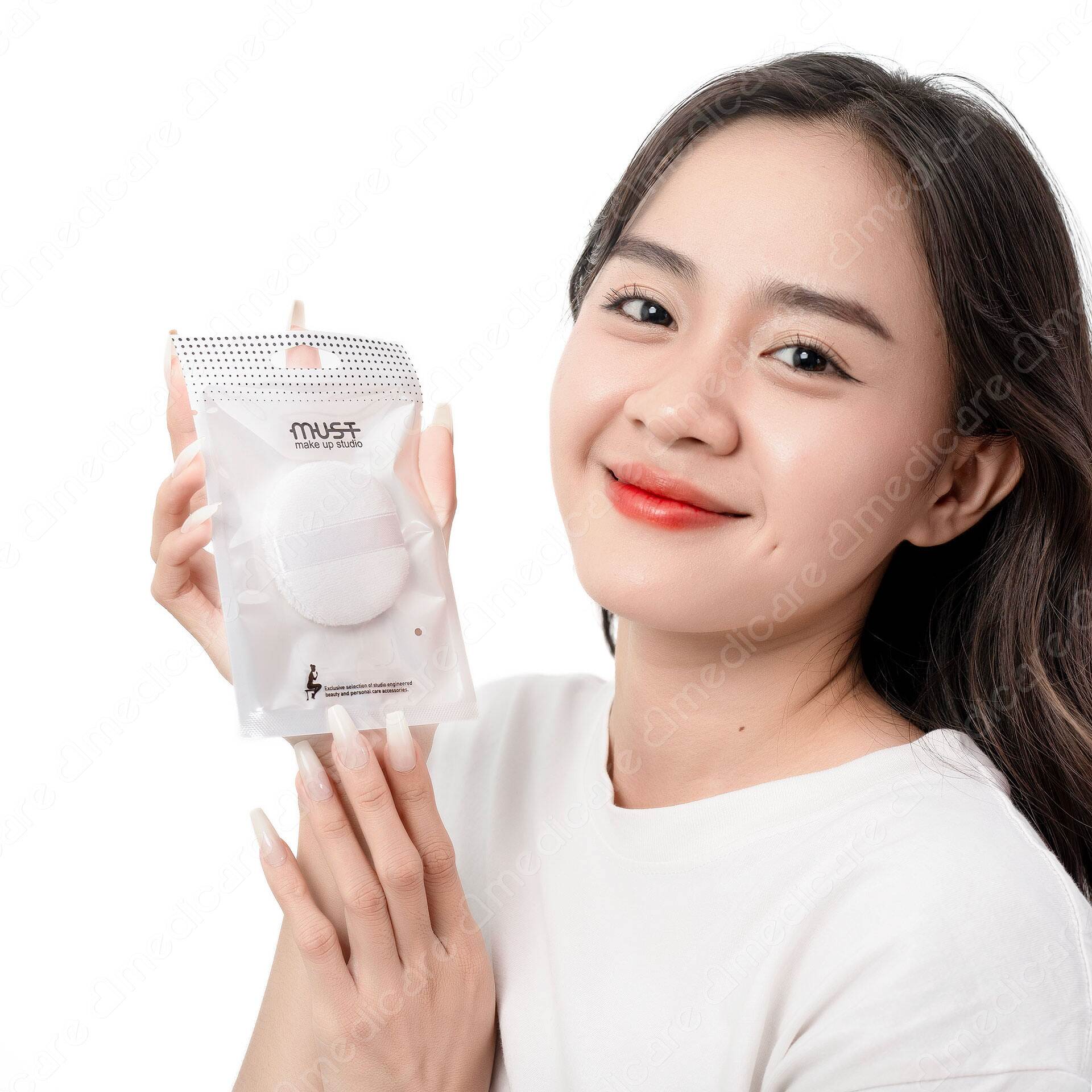 Bông Phấn Trang Điểm MUST 6220 được thiết kế nhỏ gọn, tiện dụng, hỗ trợ trang điểm hằng ngày và bỏ vào túi xách khi đi ra ngoài.