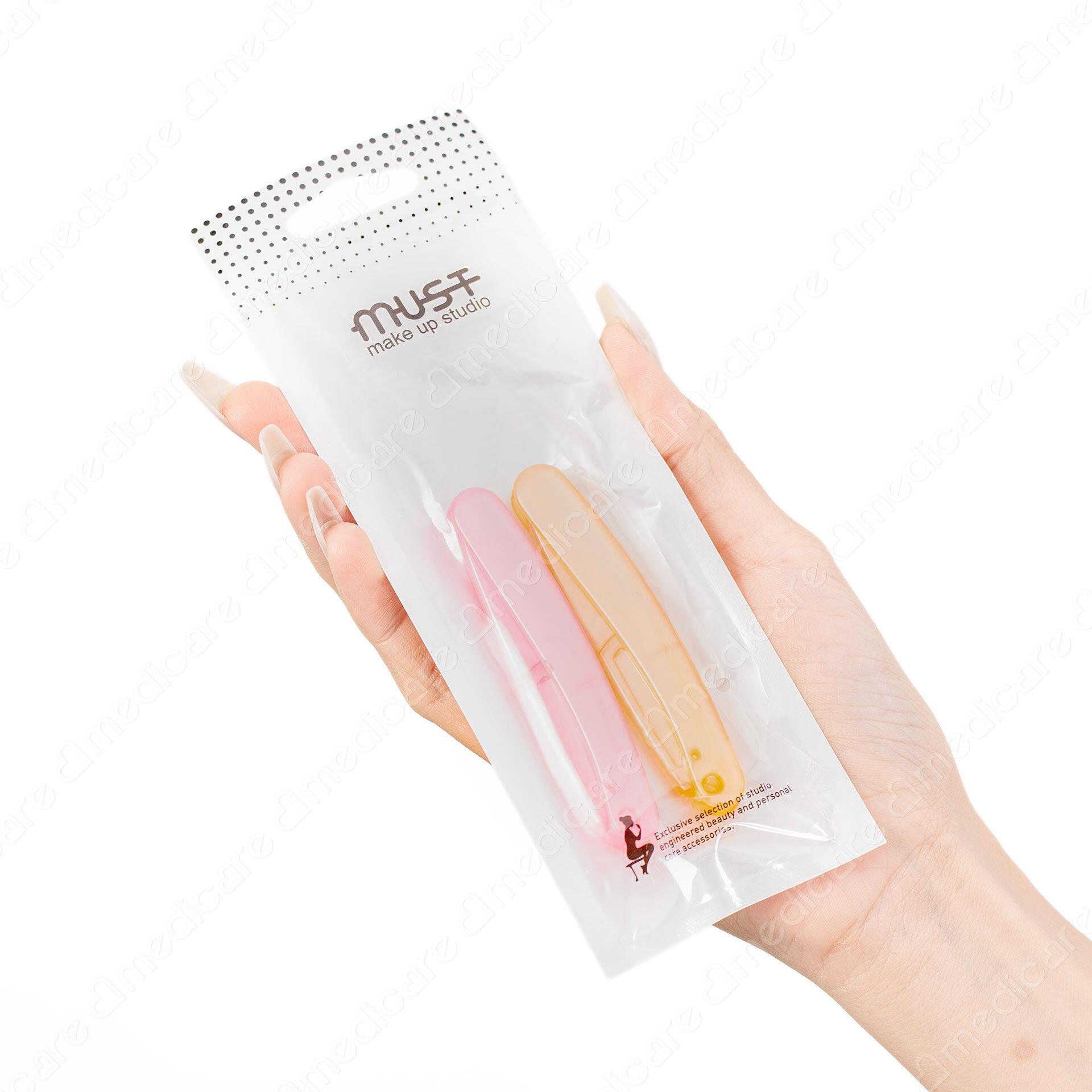 Dụng Cụ Cạo Chân Mày MUST 6233 giúp loại bỏ phần chân mày dư thừa, giúp lông mày trở nên gọn gàng.