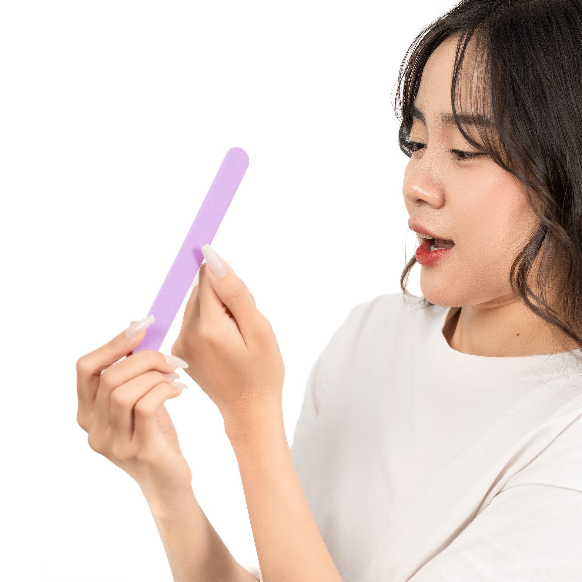 Giũa Móng Giấy MAXMATE Màu Tím dùng để giũa móng. Sản phẩm tiện lợi, gọn gàng dễ dàng mang đi nhiều nơi. 
