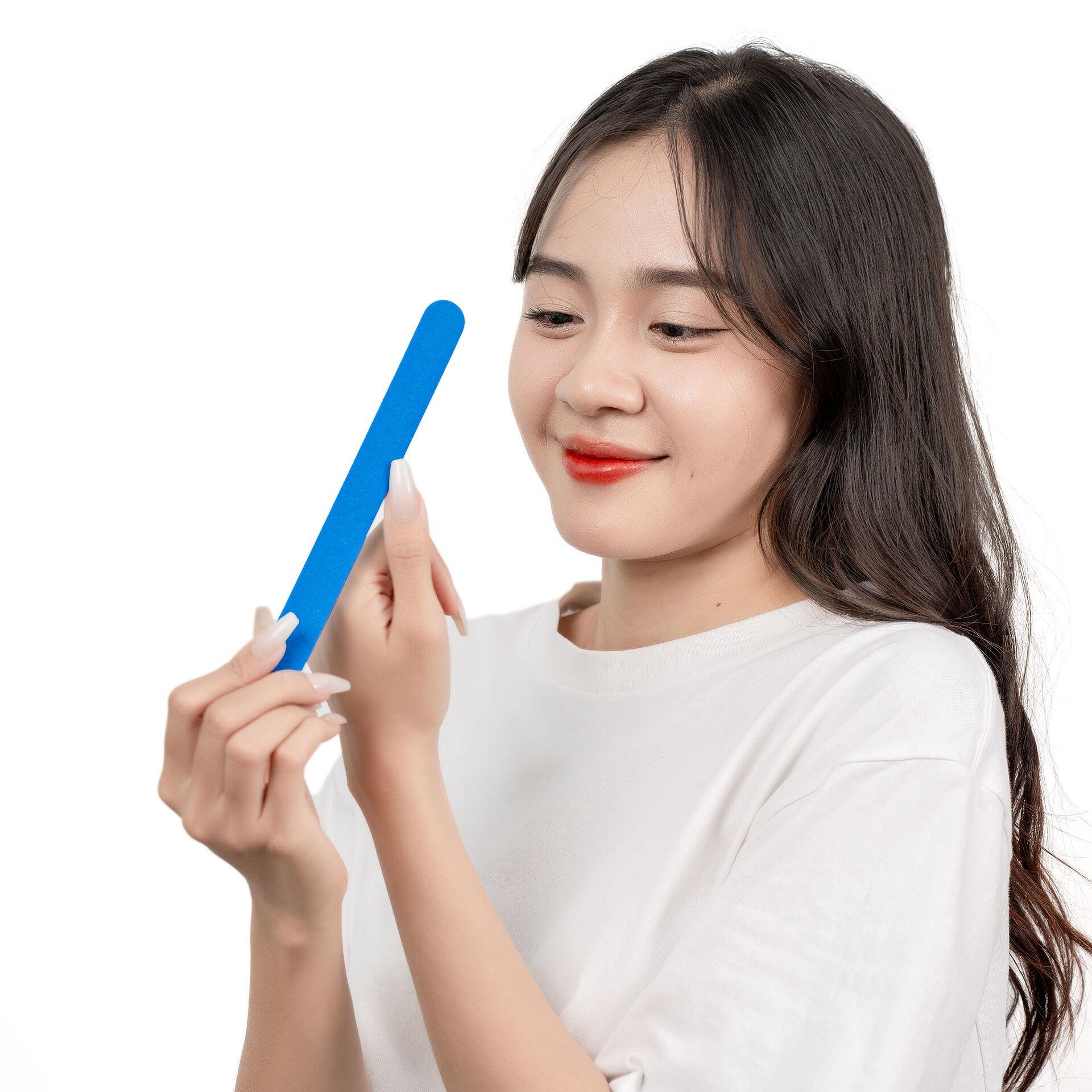 Giũa Móng Giấy MAXMATE Màu Xanh<p><strong> </strong></p>dùng để giũa móng. Sản phẩm tiện lợi, gọn gàng dễ dàng mang đi nhiều nơi. 