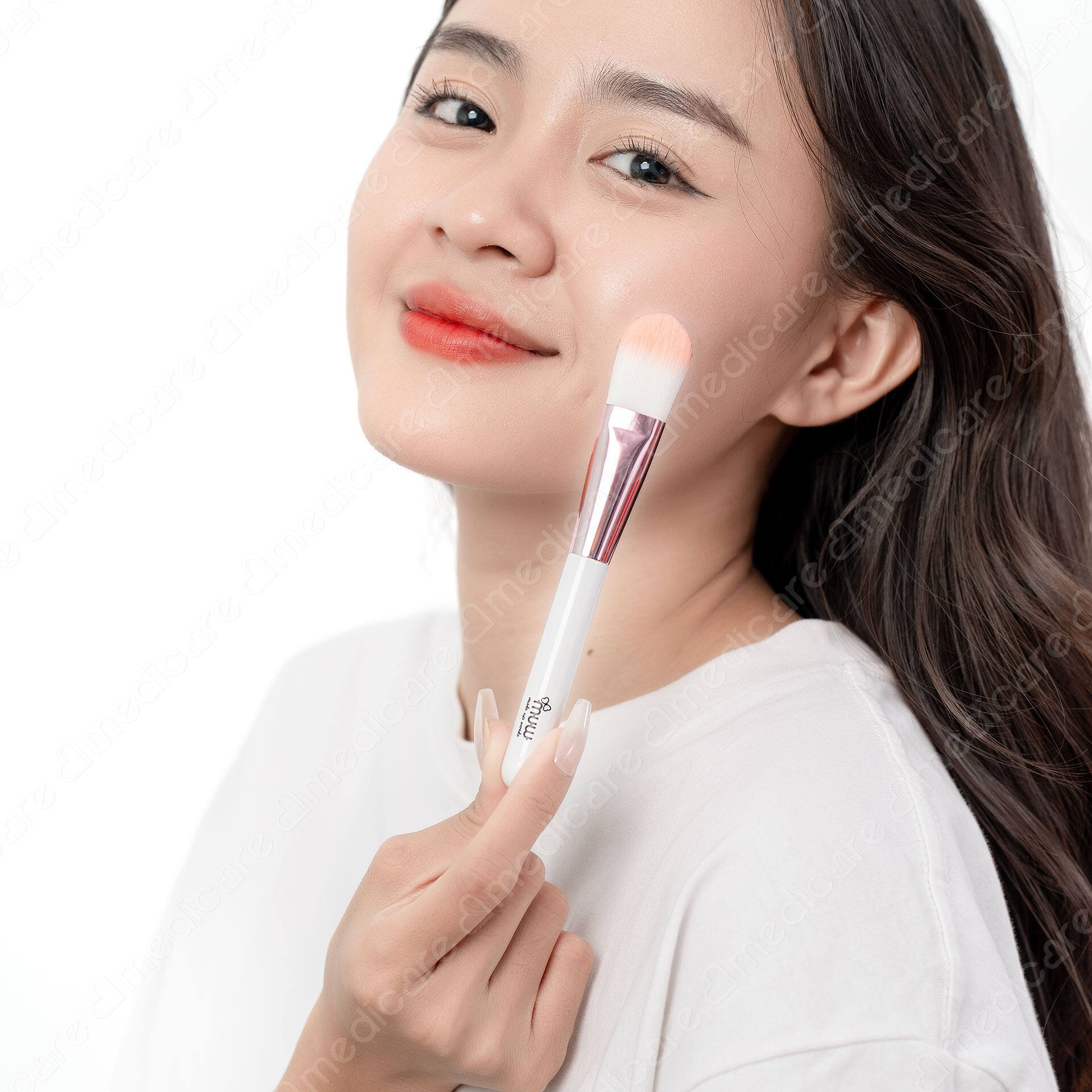 <a id="_heading=h.gjdgxs"></a>Cọ Phấn Nền MUW 6519 với sợi lông mềm mịn tạo cảm giác dễ chịu trên da, giúp tán đều phấn nền lên da.