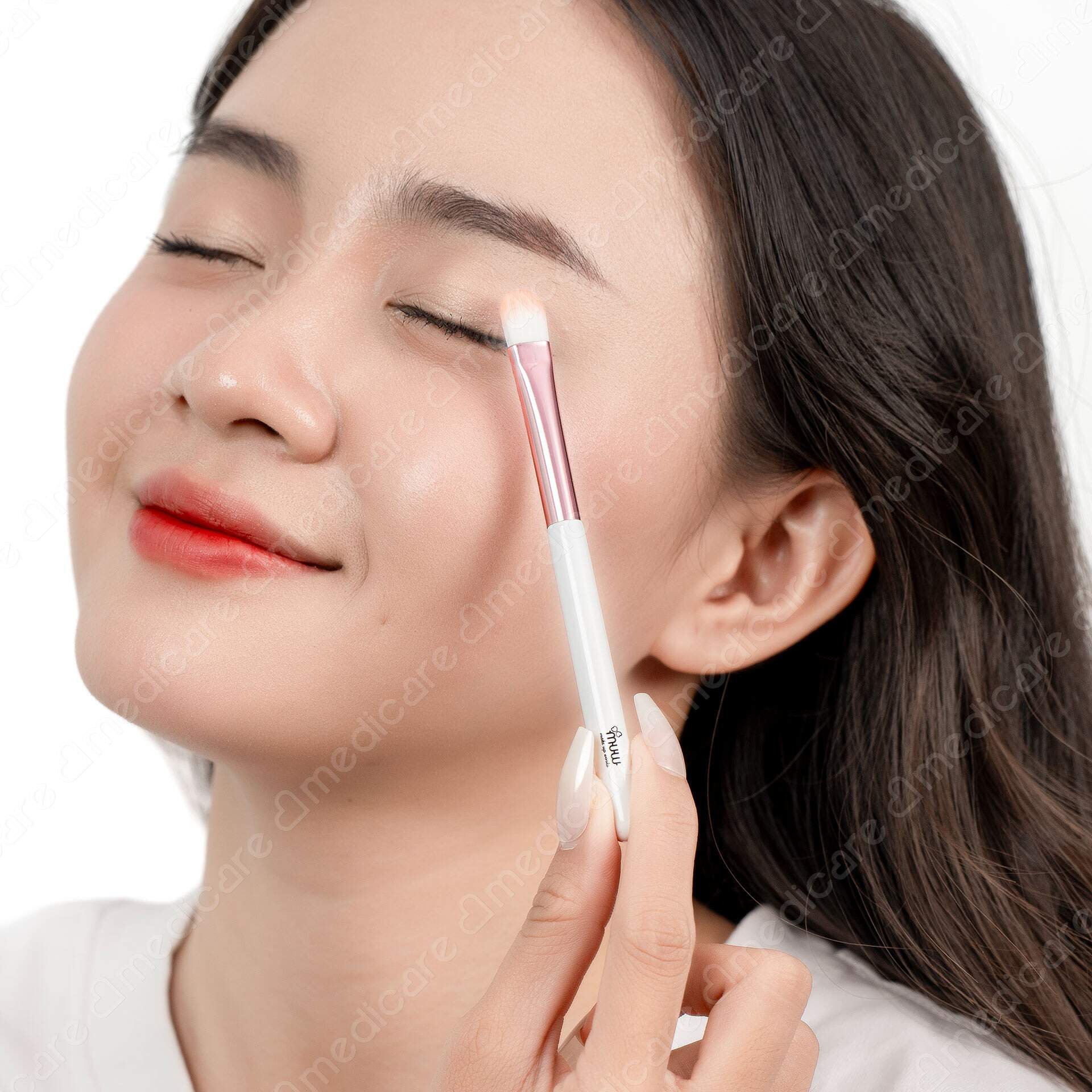 Cọ Mắt MUW 6520 với sợi lông mềm mịn, giúp tán phấn đều phấn lên mắt.