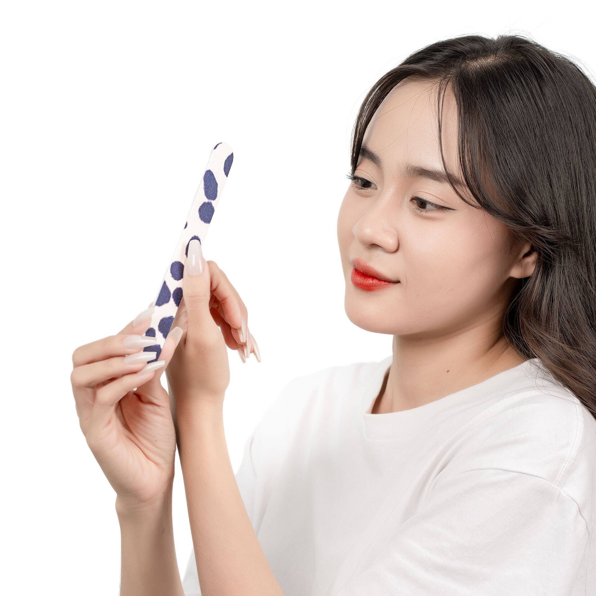 Giũa Móng Giấy MAXMATE Hình Đốm dùng để giũa móng. Sản phẩm tiện lợi, gọn gàng dễ dàng mang đi nhiều nơi. 