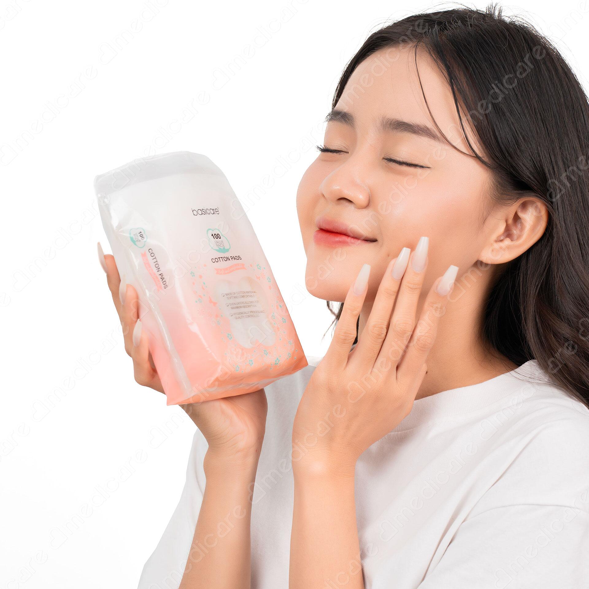 Bông Tẩy Trang BASICARE với thiết kế tối ưu với 2 mặt cho 2 chức năng: tẩy trang và dưỡng ẩm với nước cân bằng. Với 100% cotton không để lại xơ bông, mềm mại, an toàn cho da, tiết kiệm mỹ phẩm.