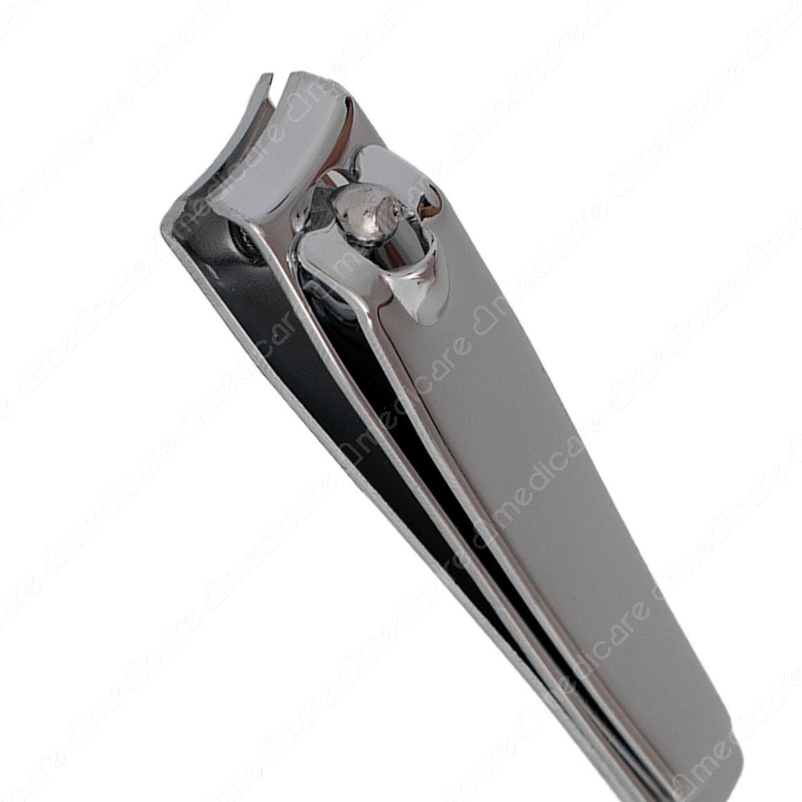 Bấm móng MUST 6204 với lưỡi bấm cong giúp cắt tỉa móng an toàn và dễ dàng.Kích thước nhỏ gọn để dễ dàng mang theo khi ra ngoài.