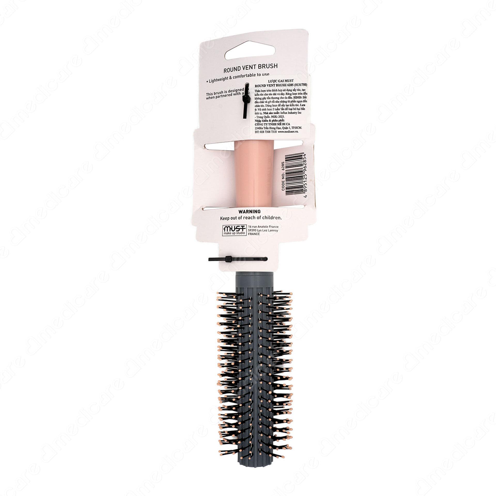 Lược Gai MUST Round Vent Brush 6285 với thiết kế thân tròn rất thích hợp để sấy tóc uốn tóc, cùng các lỗ thông hơi giúp không khí lưu thông đẩy nhanh quá trình tạo kiểu tóc. Không làm xước hoặc tổn thương cho tóc và da đầu. Phù hợp chăm sóc tóc dài và dày.