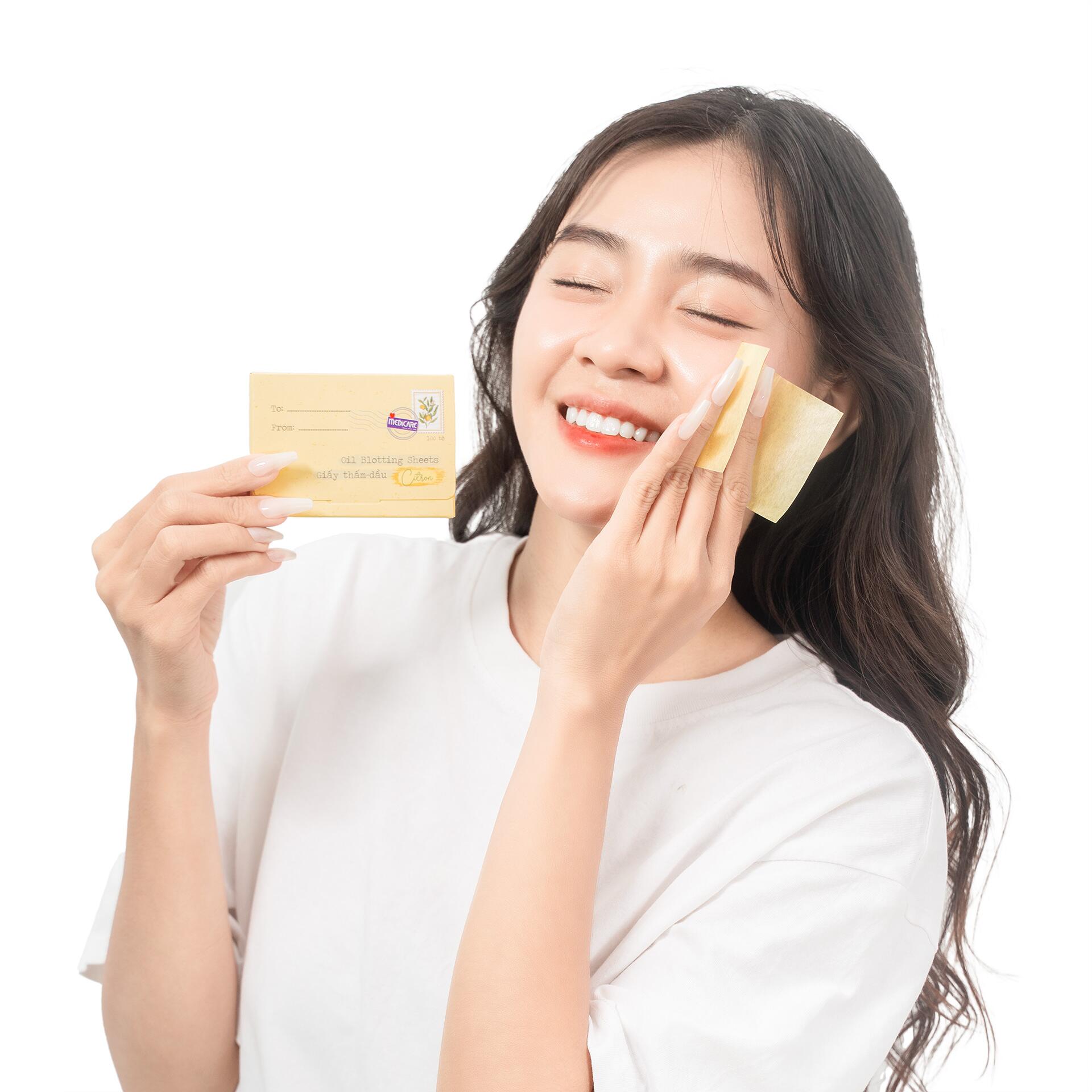 Giấy thấm dầu MEDiCARE hương thơm dịu nhẹ giúp lấy đi lượng dầu thừa trên da mặt, làm sạch nhanh chóng bề mặt da, giữ cho da luôn khô thoáng, dễ chịu. Sản phẩm là sự lựa chọn phù hợp với những nàng da dầu và da hỗn hợp thường xuyên trong tình trạng bóng nhờn. 