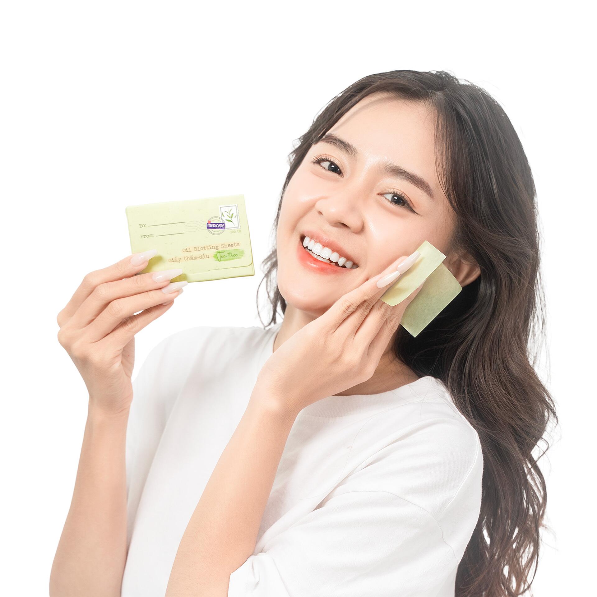 Giấy thấm dầu MEDiCARE hương thơm trà tươi dịu nhẹ giúp lấy đi lượng dầu thừa trên da mặt, làm sạch nhanh chóng bề mặt da, giữ cho da luôn khô thoáng, dễ chịu. Sản phẩm là sự lựa chọn phù hợp với những nàng da dầu và da hỗn hợp thường xuyên trong tình trạng bóng nhờn. 