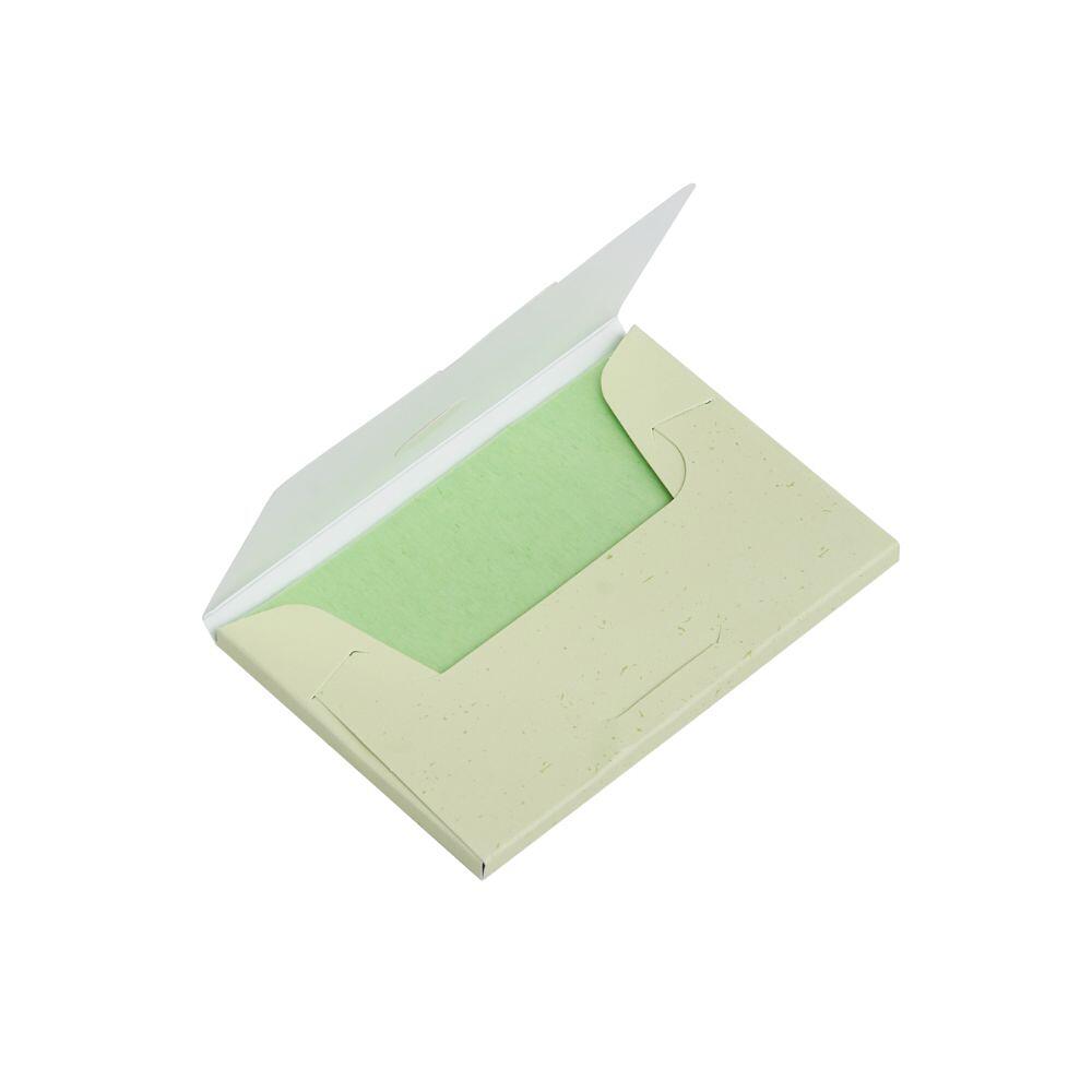 Giấy thấm dầu MEDiCARE hương thơm trà tươi dịu nhẹ giúp lấy đi lượng dầu thừa trên da mặt, làm sạch nhanh chóng bề mặt da, giữ cho da luôn khô thoáng, dễ chịu. Sản phẩm là sự lựa chọn phù hợp với những nàng da dầu và da hỗn hợp thường xuyên trong tình trạng bóng nhờn. 