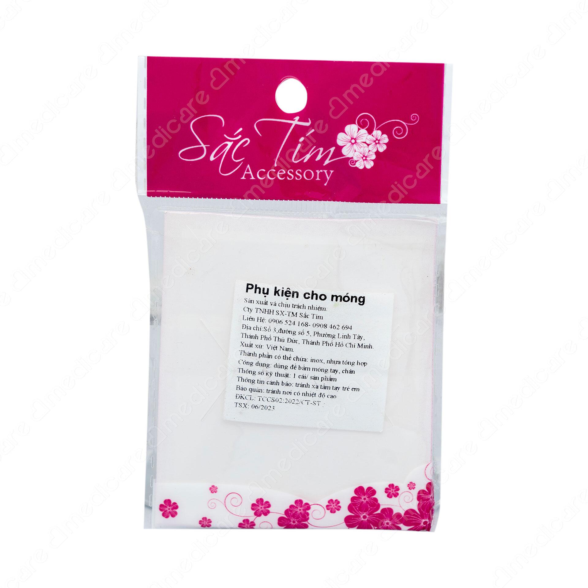 Khi làm móng, ngoài việc loại bỏ các tế bào da chết, da thừa trên móng, lấy đất, bụi bẩn bám ở khóe móng ra cũng cần phải cắt và loại bỏ phần móng tay (chân) đã dài, tránh va chạm với các vật cứng bên ngoài gây bong tróc móng. SẮC TÍM cung cấp ra thị trường sản phẩm chuyên dùng để bấm mónmóng thiết kế nhỏ gọn, lưỡi bấm cong được mài bén, đảm bảo độ bền lâu dài khi sử dụng.