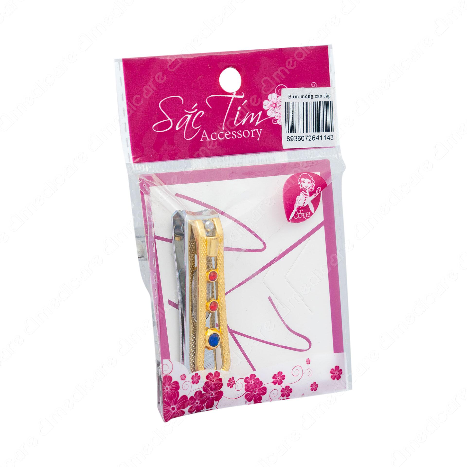 Khi làm móng, ngoài việc loại bỏ các tế bào da chết, da thừa trên móng, lấy đất, bụi bẩn bám ở khóe móng ra cũng cần phải cắt và loại bỏ phần móng tay (chân) đã dài, tránh va chạm với các vật cứng bên ngoài gây bong tróc móng. SẮC TÍM cung cấp ra thị trường sản phẩm chuyên dùng để bấm mónmóng thiết kế nhỏ gọn, lưỡi bấm cong được mài bén, đảm bảo độ bền lâu dài khi sử dụng.