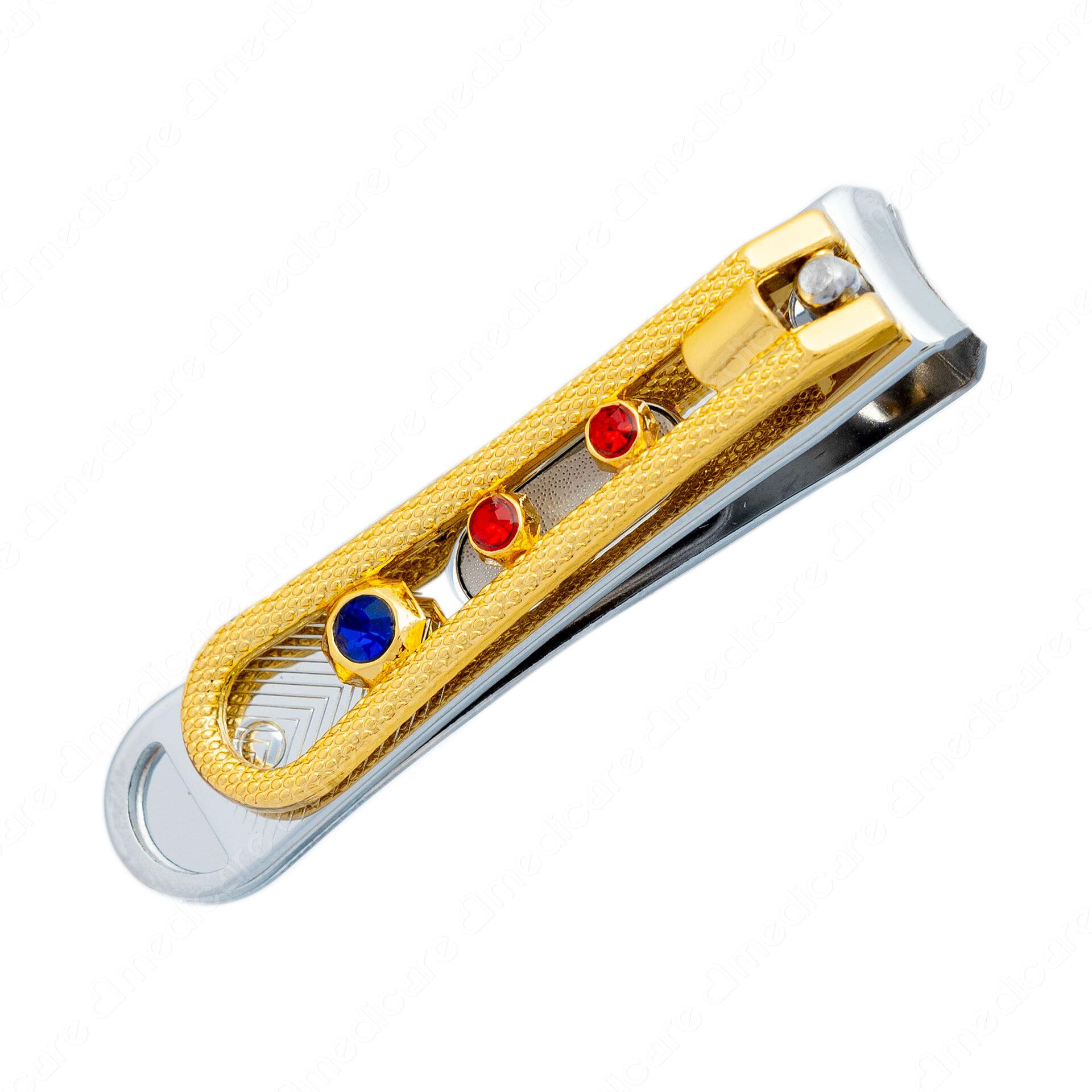 Khi làm móng, ngoài việc loại bỏ các tế bào da chết, da thừa trên móng, lấy đất, bụi bẩn bám ở khóe móng ra cũng cần phải cắt và loại bỏ phần móng tay (chân) đã dài, tránh va chạm với các vật cứng bên ngoài gây bong tróc móng. SẮC TÍM cung cấp ra thị trường sản phẩm chuyên dùng để bấm mónmóng thiết kế nhỏ gọn, lưỡi bấm cong được mài bén, đảm bảo độ bền lâu dài khi sử dụng.