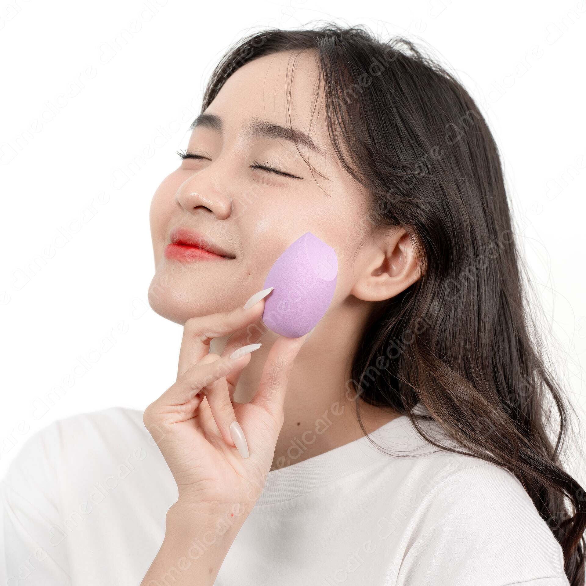 Mút Trang Điểm BASICARE Hai Vạt Xéo 8009 với thiết kế nhỏ gọn, tiện dụng, hỗ trợ trang điểm hằng ngày và bỏ vào túi xách khi đi ra ngoài. Được thiết kế cho bất kỳ loại kem nền dạng lỏng kem và bột nào kem lót kem BB và CC.