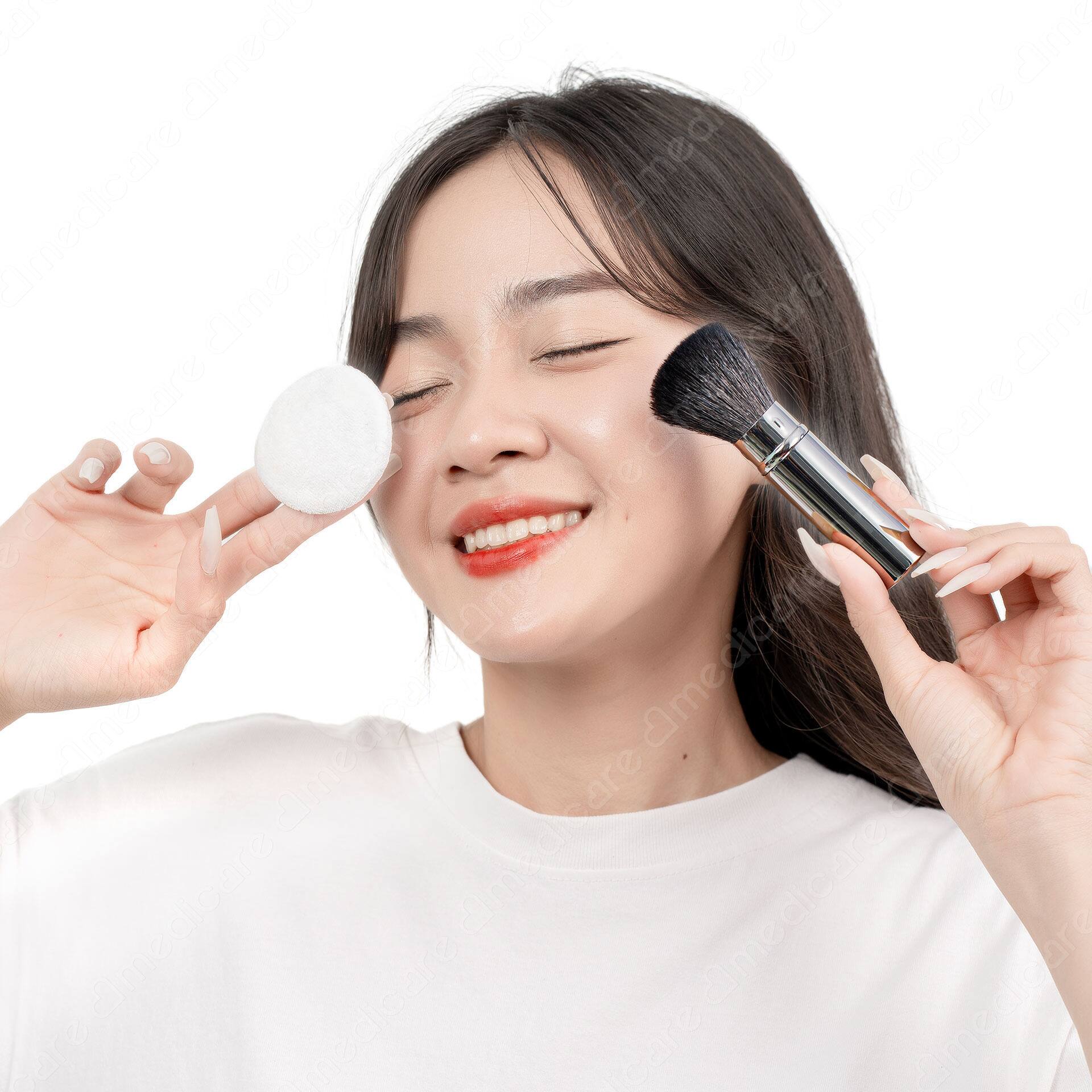 Bao gồm cọ và mút trang điểm. Lông cọ tự nhiên dùng với phấn phủ hoặc phấn tạo khối. Sản phẩm hoàn hảo để mang đi du lịch hoặc sử dụng hằng ngày để make up.