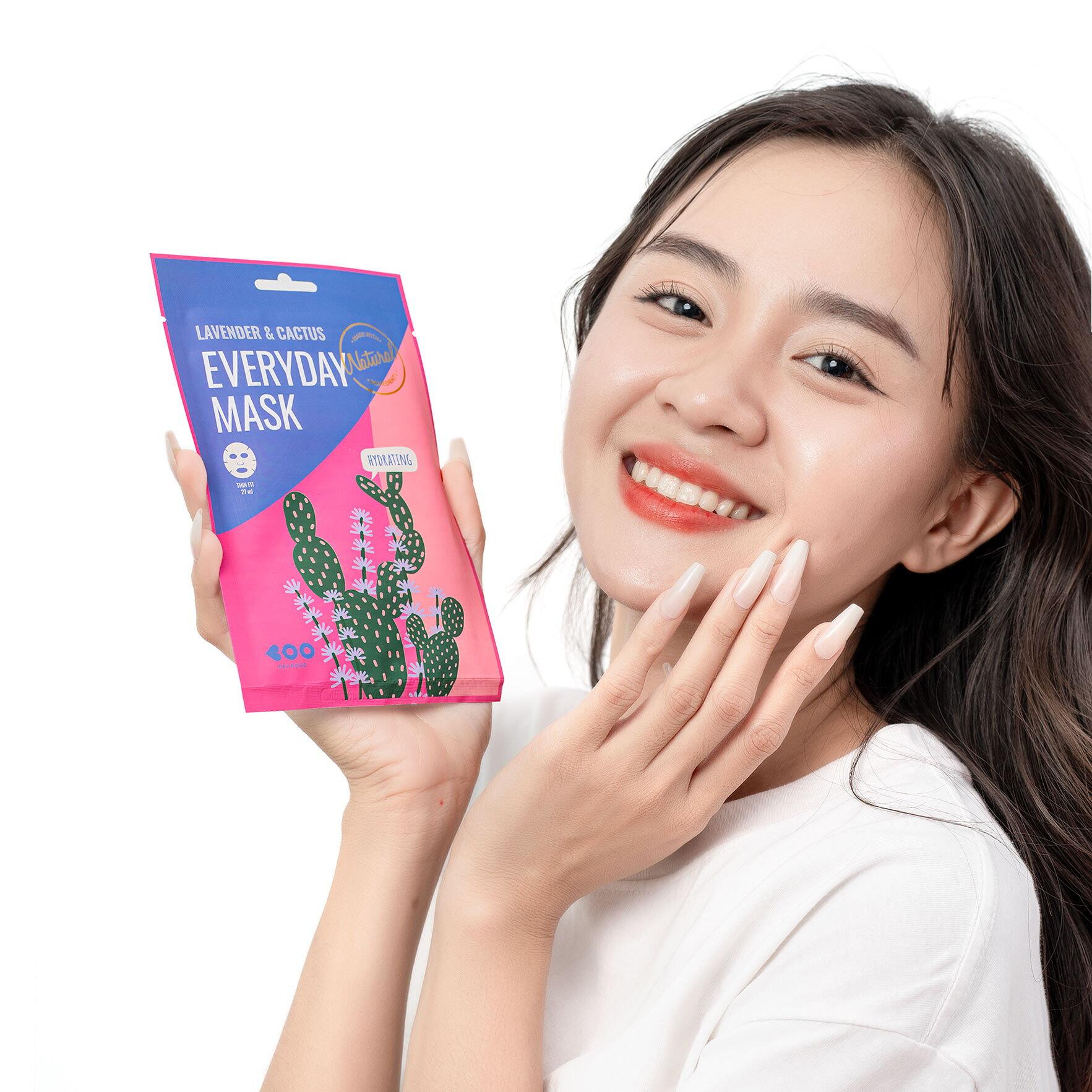 Mặt Nạ DEARBOO Lavender &amp; Cactus với chiết xuất hoa oải hương giúp bảo vệ da khỏi các chất gây hại, củng cố hàng rào bảo vệ da và xương rồng giúp dưỡng ẩm sâu và làm dịu da.