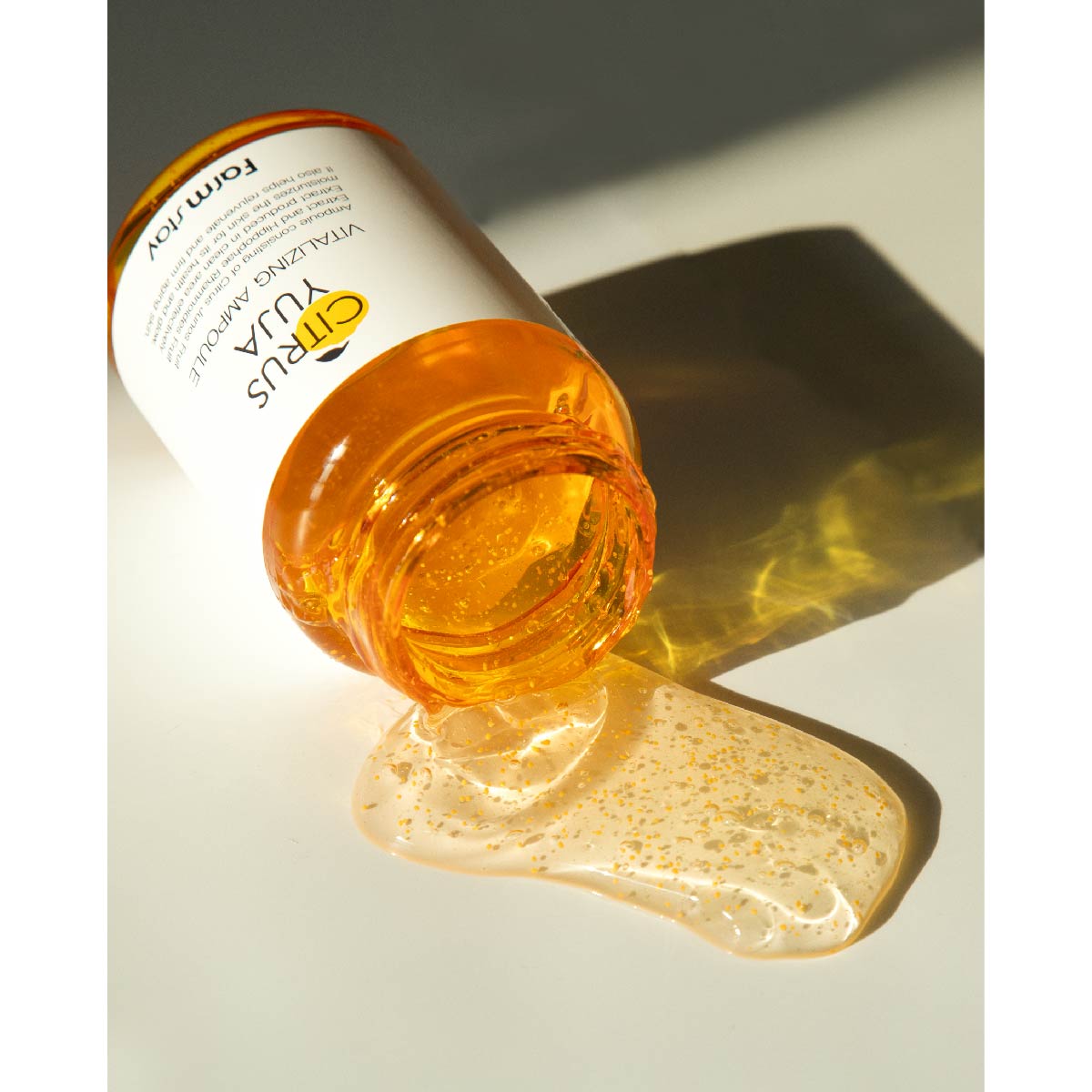 Tinh chất với chiết xuất từ trái Yuja (Citrus Junos) và chiết xuất hắc mai biển được nuôi trồng trong môi trường xanh sạch giúp dưỡng ẩm làn da một cách hiệu quả mang lại làn da khỏe mạnh và tươi sáng, đồng thời giúp tái tạo và làm săn chắc làn da.&nbsp;