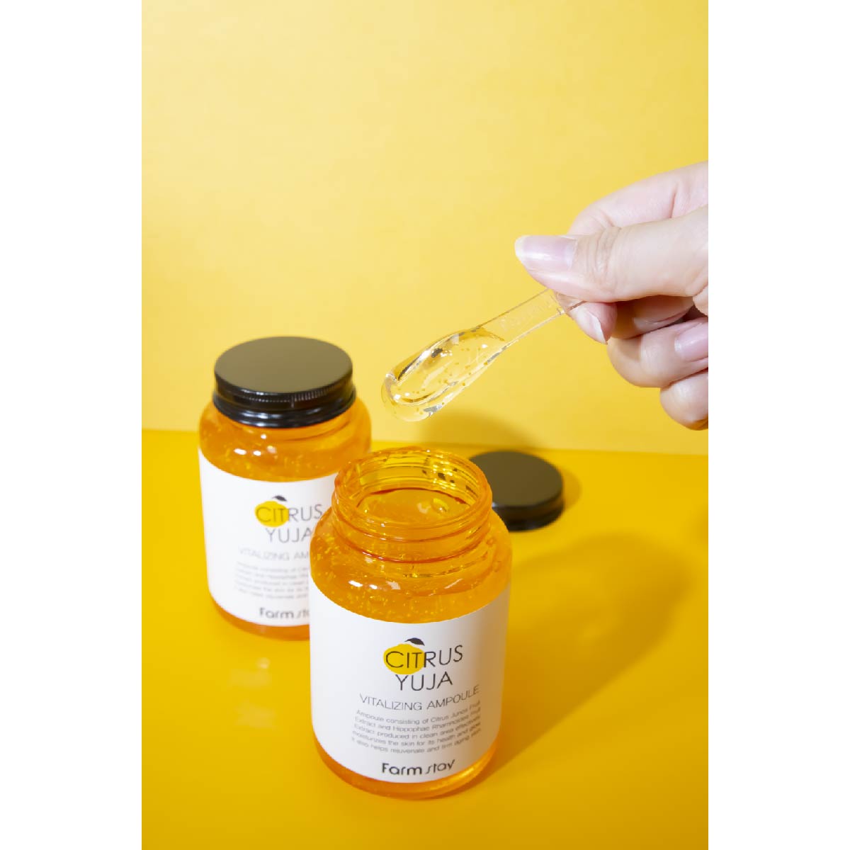 Tinh chất với chiết xuất từ trái Yuja (Citrus Junos) và chiết xuất hắc mai biển được nuôi trồng trong môi trường xanh sạch giúp dưỡng ẩm làn da một cách hiệu quả mang lại làn da khỏe mạnh và tươi sáng, đồng thời giúp tái tạo và làm săn chắc làn da.&nbsp;