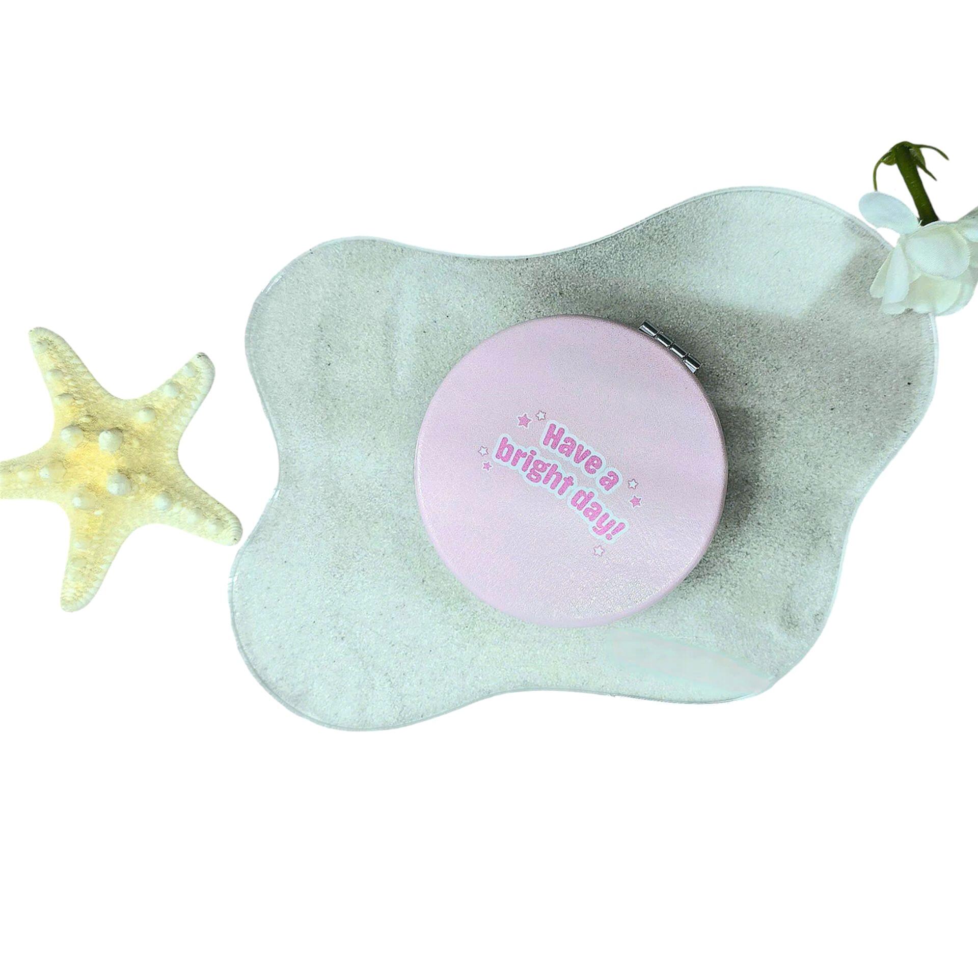 Gương Bỏ Túi MEDiCARE với thiết kế nhỏ gọn, đường kính gương 7cm tiện lợi mang theo. Kết hợp gam màu hồng tươi sáng, trẻ trung, phù hợp mọi lứa tuổi sử dụng.