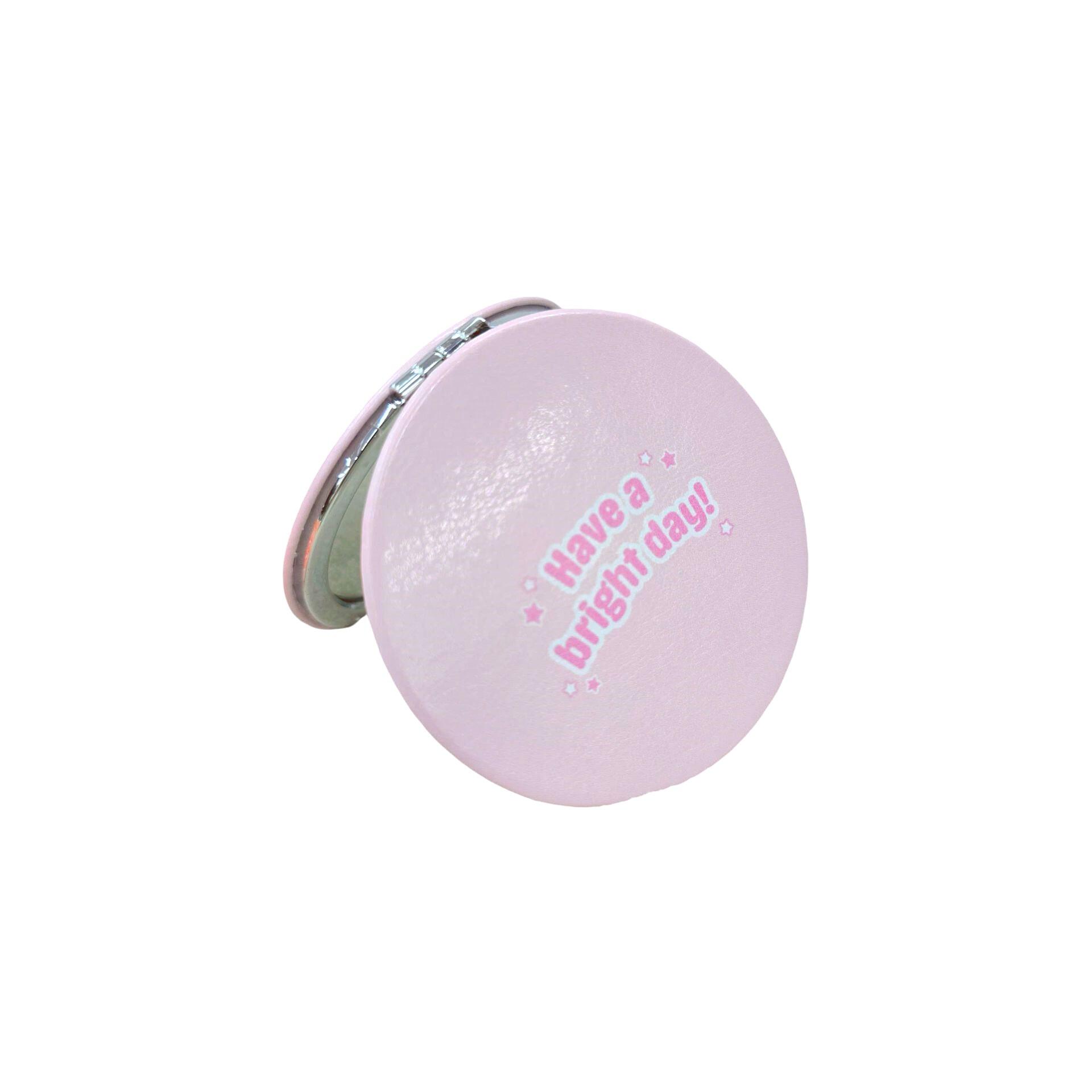 Gương Bỏ Túi MEDiCARE với thiết kế nhỏ gọn, đường kính gương 7cm tiện lợi mang theo. Kết hợp gam màu hồng tươi sáng, trẻ trung, phù hợp mọi lứa tuổi sử dụng.