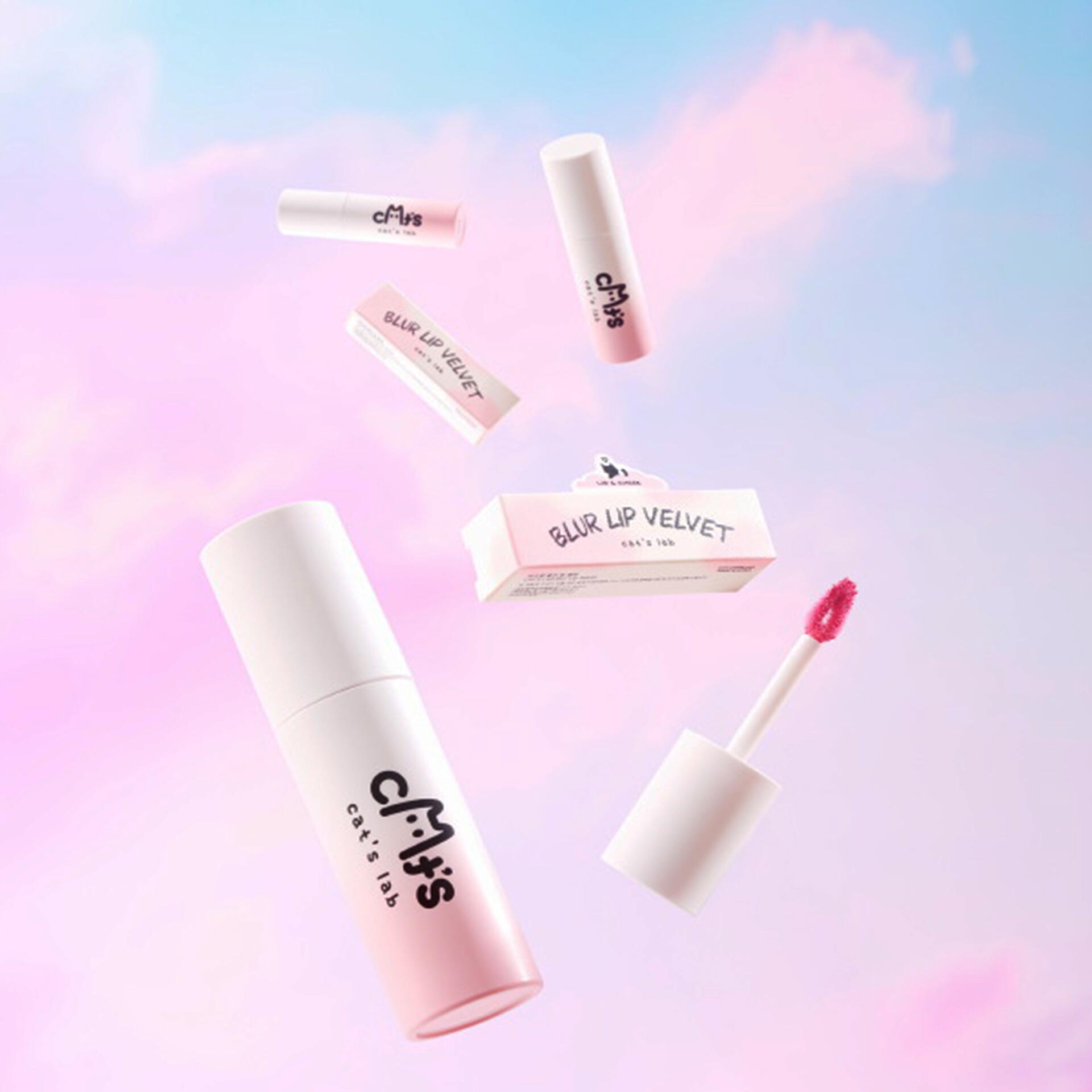 Son Kem Lì Cat's Lab Blur Lip Velvet - 15 Màu Hot Trend, Mềm Mịn Như Mây, Đa Năng 2 in 1,Blur Lip Velvet&nbsp;mang đến bộ sưu tập gồm 15 sắc màu thời thượng cùng công dụng 2 trong 1, phù hợp cho cả môi và má. Lấy cảm hứng từ sự nhẹ nhàng của mây trời, chất son Blur Lip Velvet mang lại cảm giác mềm mịn như mây chạm môi, giữ cho nét rạng ngời của bạn được tỏa sáng cả ngày dài.