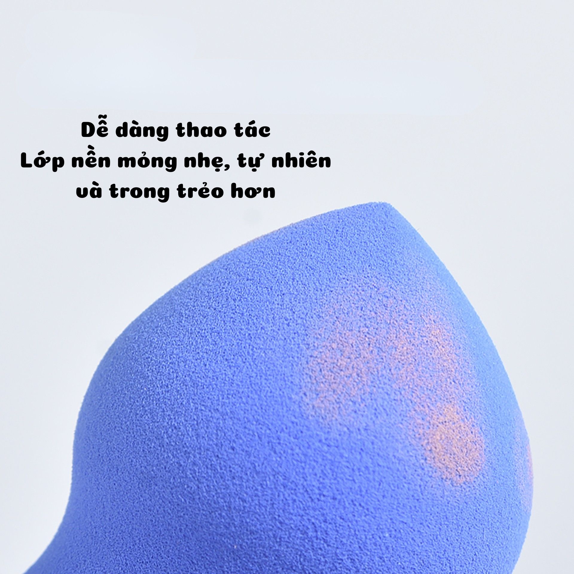 Mút trang điểm hình chuông, chất liệu mềm mịn, đàn hồi tốt. Dùng được cả khô và ướt, giúp tán kem nền đều màu, mịn và tự nhiên.