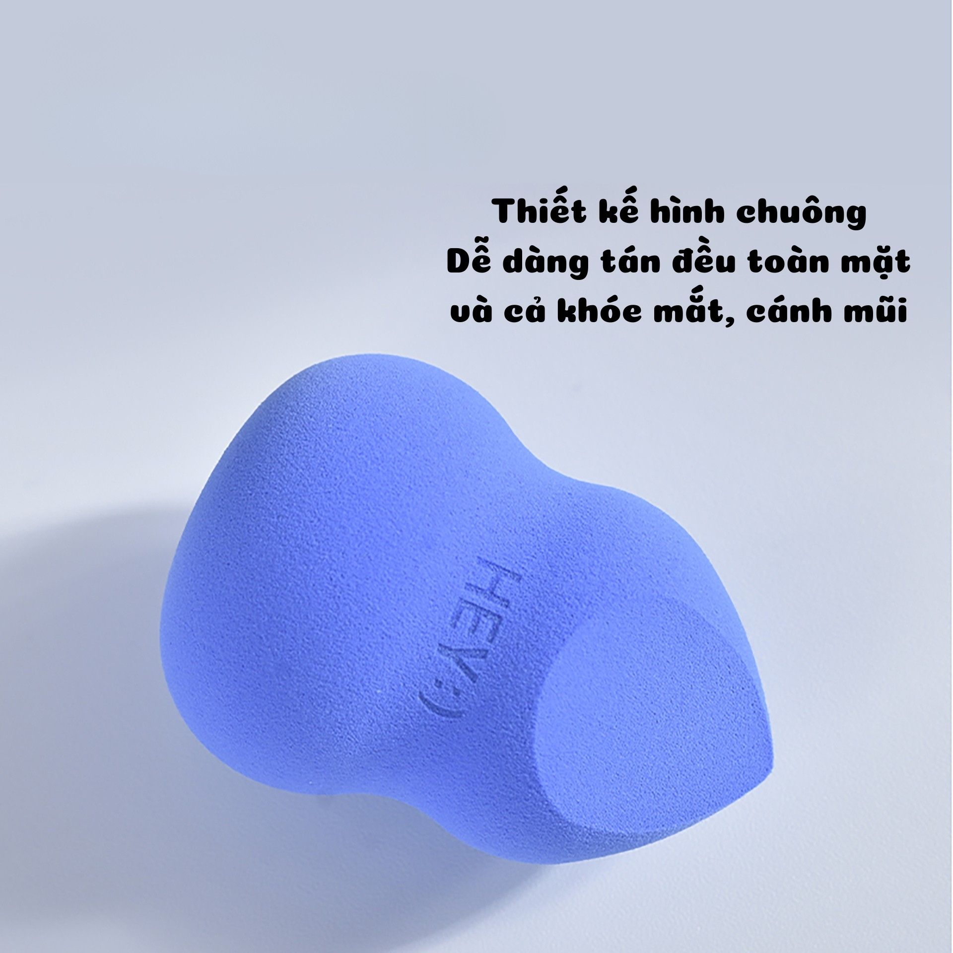 Mút trang điểm hình chuông, chất liệu mềm mịn, đàn hồi tốt. Dùng được cả khô và ướt, giúp tán kem nền đều màu, mịn và tự nhiên.