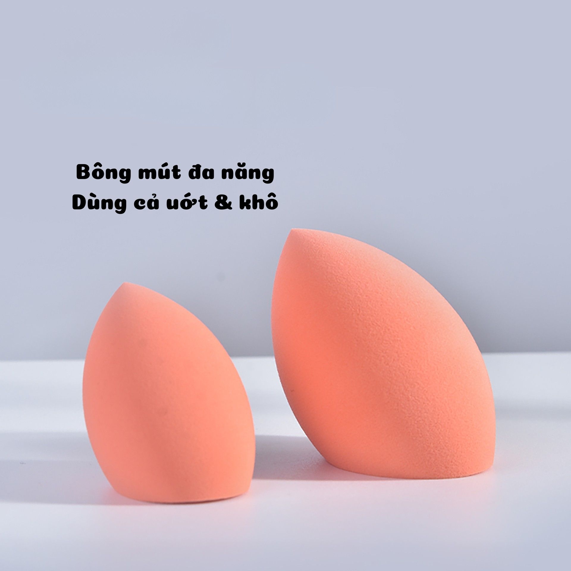 Mút trang điểm vạt xéo, chất liệu mềm mịn, đàn hồi tốt. Dùng được cả khô và ướt, giúp tán kem nền đều màu, mịn và tự nhiên.