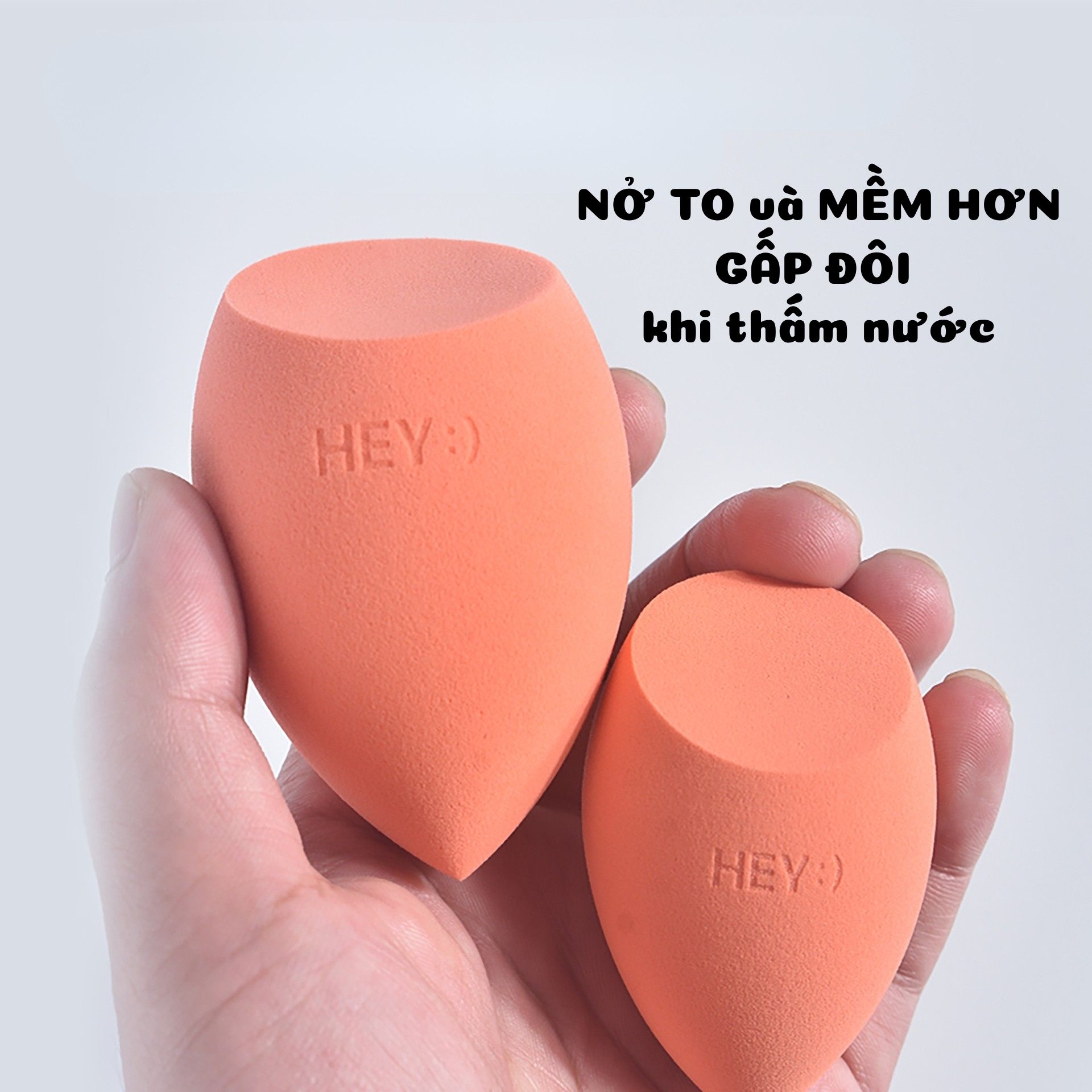 Mút trang điểm vạt xéo, chất liệu mềm mịn, đàn hồi tốt. Dùng được cả khô và ướt, giúp tán kem nền đều màu, mịn và tự nhiên.