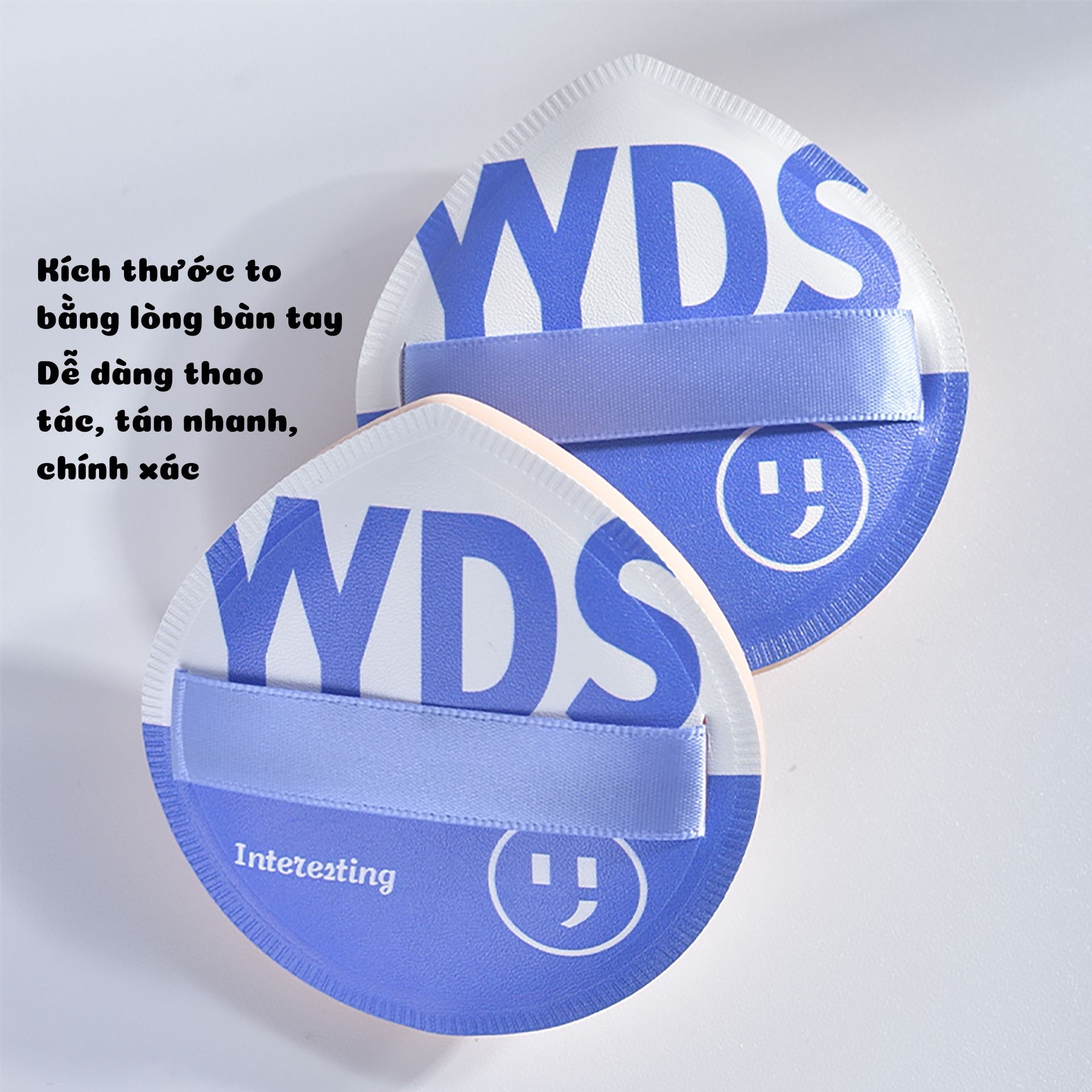 Mút trang điểm hình tam giác, chất liệu mềm mịn, đàn hồi tốt. Kích thước lớn giúp thao tác nhanh chóng, nền đều màu, mịn và tự nhiên. Có hộp đựng tiện lợi, giúp bảo quản mút sạch sẽ và gọn gàng.