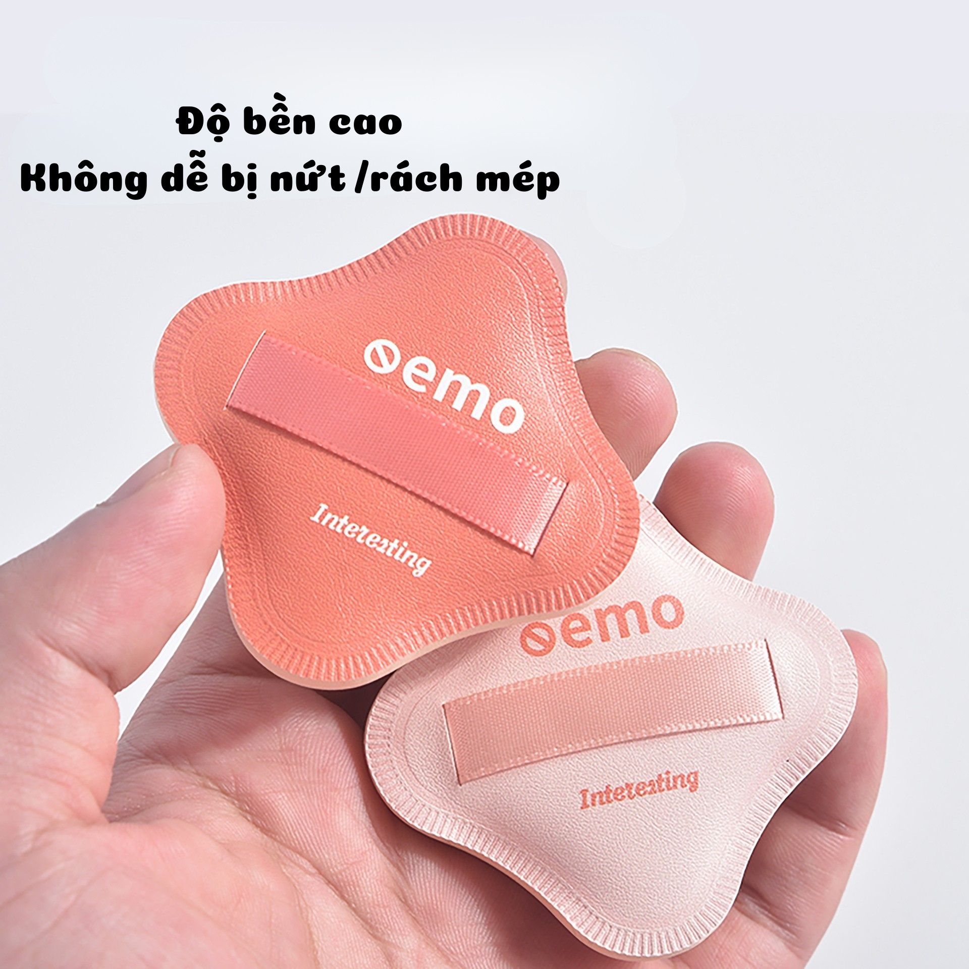 &nbsp;Gồm 2 mút trang điểm hình cỏ bốn lá, đa năng dùng được cả khô và ướt. Chất liệu siêu đàn hồi, mềm mịn, thoáng khí như kẹo bông tạo cảm giác dễ chịu khi chạm vào da.<br>Giúp tán kem nền dễ dàng hơn, giúp lớp nền đều &nbsp;màu, mịn màng và tự nhiên.