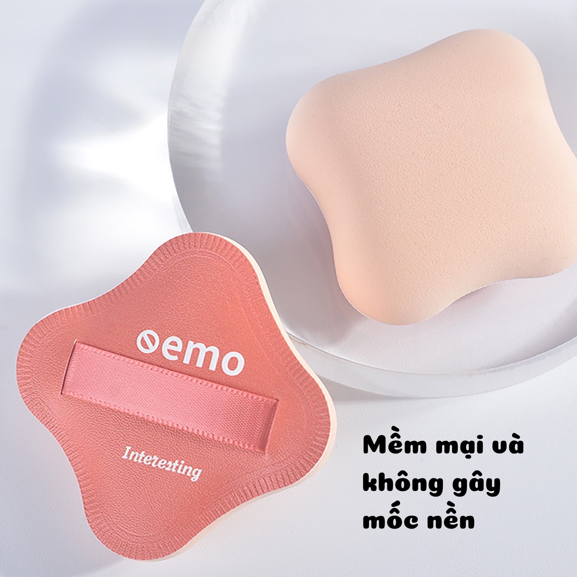 &nbsp;Gồm 2 mút trang điểm hình cỏ bốn lá, đa năng dùng được cả khô và ướt. Chất liệu siêu đàn hồi, mềm mịn, thoáng khí như kẹo bông tạo cảm giác dễ chịu khi chạm vào da.<br>Giúp tán kem nền dễ dàng hơn, giúp lớp nền đều &nbsp;màu, mịn màng và tự nhiên.