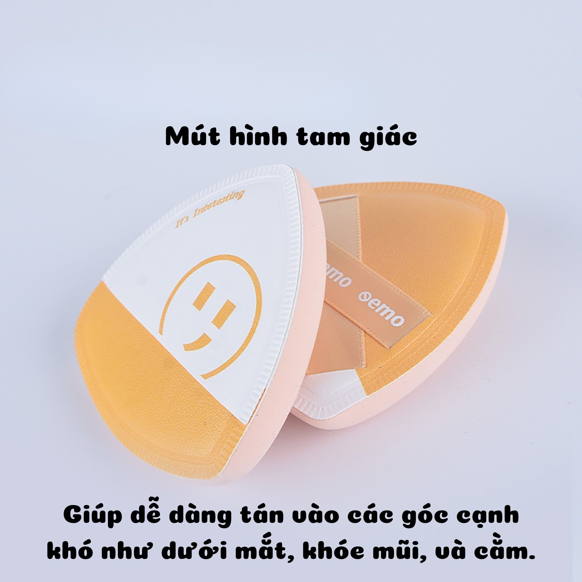 Gồm 2 mút trang điểm hình tam giác, đa năng dùng khô và ướt, chất liệu mềm mịn, đàn hồi, tạo cảm giác dễ chịu khi chạm vào da. Thiết kế tay cầm dạng túi &amp; dây đan chéo giúp cố định chắc, thao tác nhanh, tán nền dễ dàng.