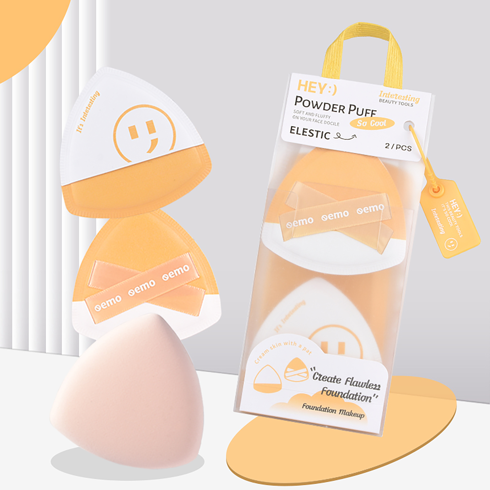 Gồm 2 mút trang điểm hình tam giác, đa năng dùng khô và ướt, chất liệu mềm mịn, đàn hồi, tạo cảm giác dễ chịu khi chạm vào da. Thiết kế tay cầm dạng túi &amp; dây đan chéo giúp cố định chắc, thao tác nhanh, tán nền dễ dàng.