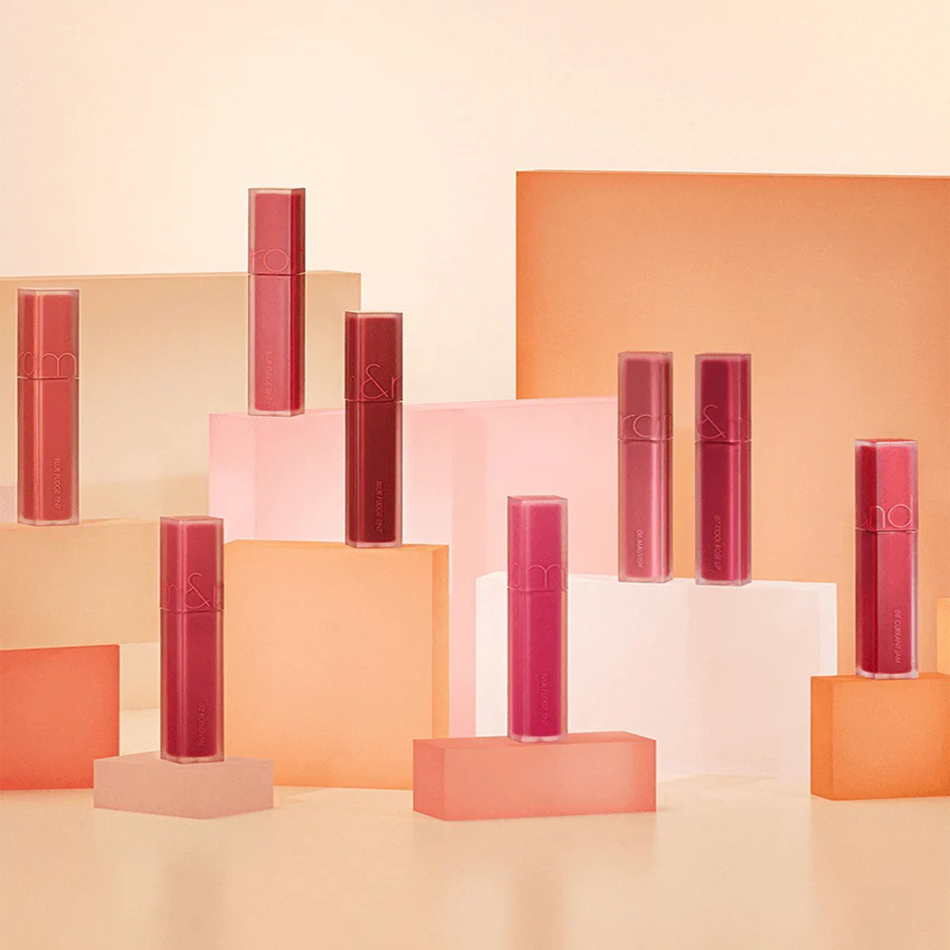 Son Kem Lì Romand Blur Fudge Tint sở hữu chất son matte mịn lì, vô cùng nhẹ môi, tạo cảm giác thoải mái khi sử dụng. Thêm vào đó, sản phẩm còn vô cùng dễ tán, đem lại lớp trang điểm môi mướt mịn chỉ sau một lần lướt cọ. Mùi thơm dịu nhẹ là một trong những điểm cộng của bộ sưu tập lần này.