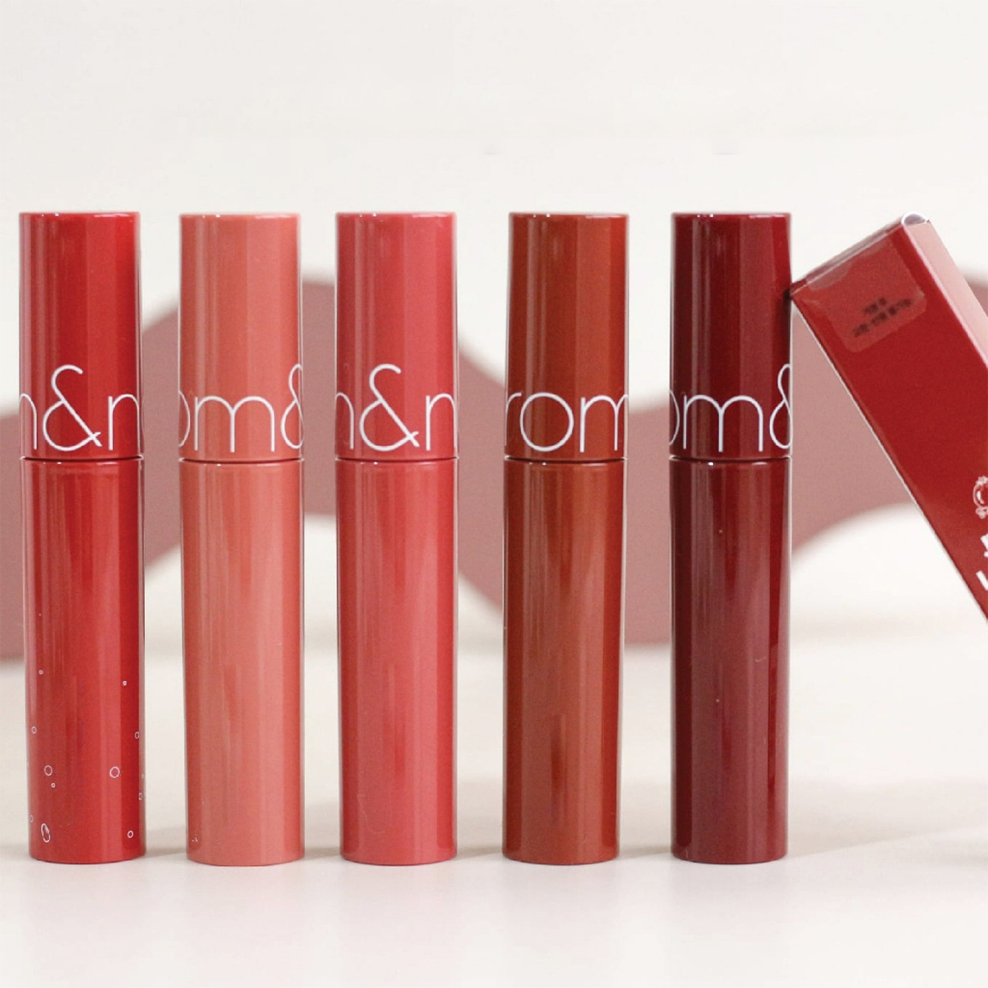 Romand Juicy Lasting Tint là dòng son tint bóng quốc dân đến từ Hàn Quốc. Son nổi bật với chất lỏng trong trẻo tựa kẹo hồ lô, giữ màu tốt và tạo hiệu ứng căng mọng cho đôi môi, giúp gương mặt tươi tắn suốt nhiều giờ.