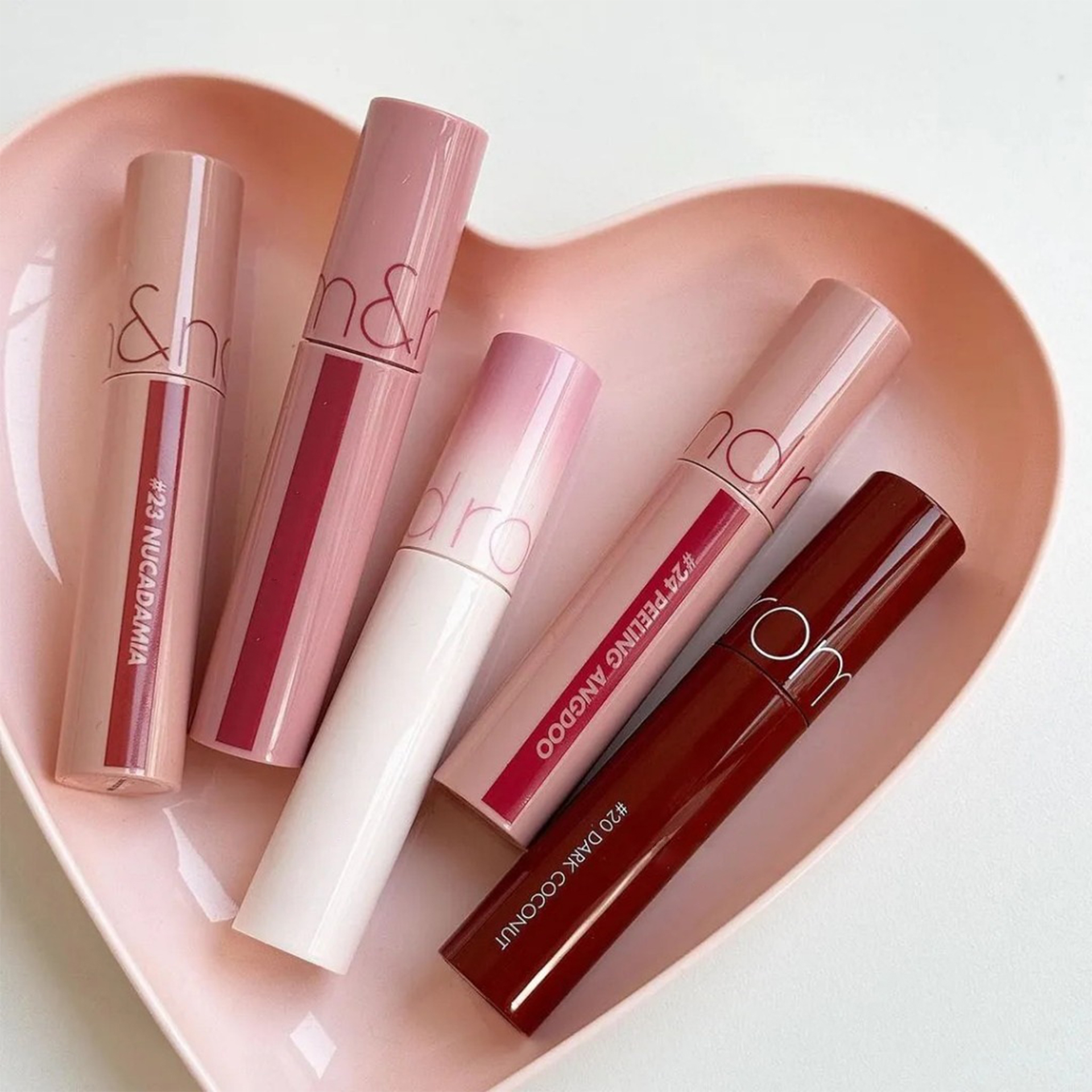 Romand Juicy Lasting Tint là dòng son tint bóng quốc dân đến từ Hàn Quốc. Son nổi bật với chất lỏng trong trẻo tựa kẹo hồ lô, giữ màu tốt và tạo hiệu ứng căng mọng cho đôi môi, giúp gương mặt tươi tắn suốt nhiều giờ.