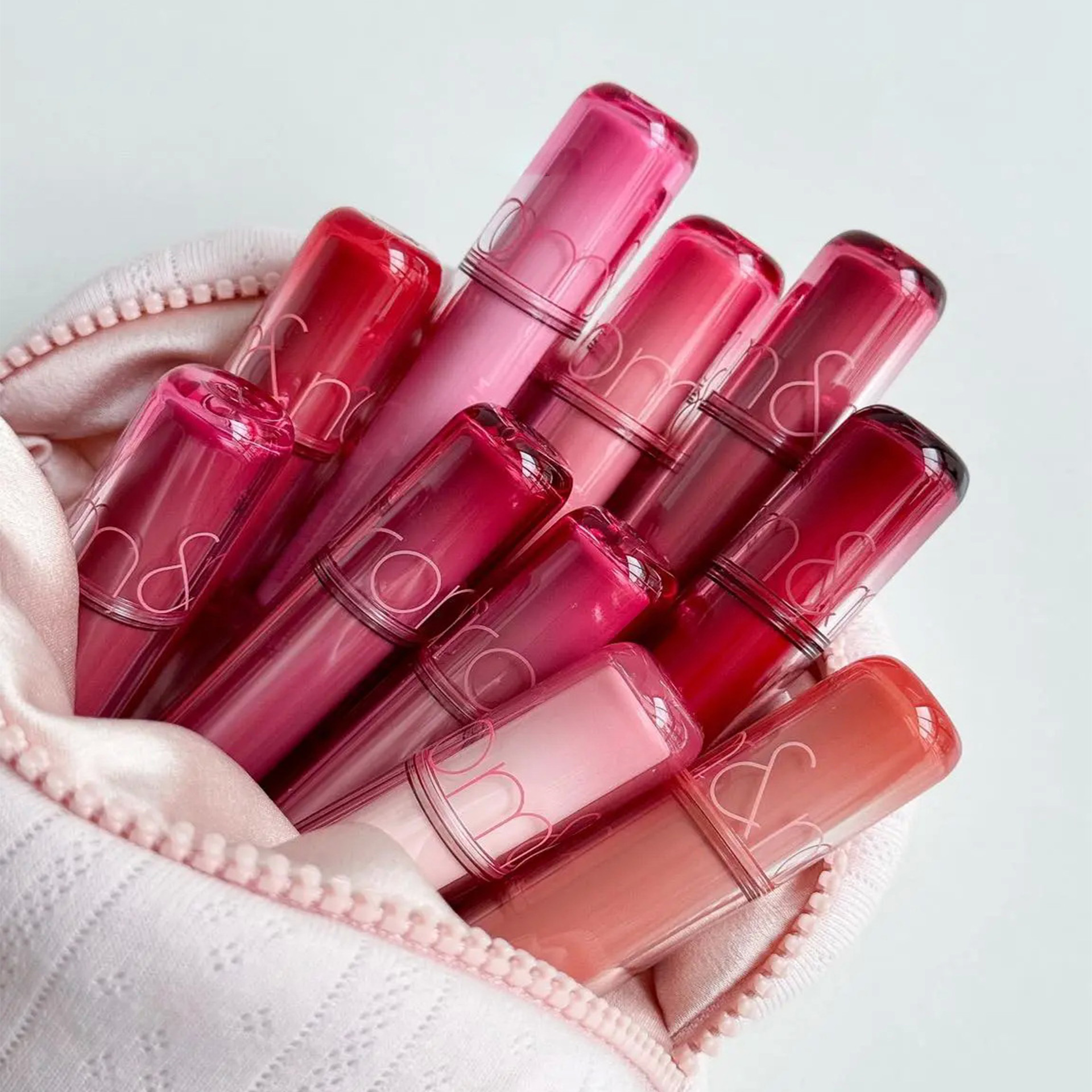 Romand The Juicy Lasting Tint là dòng son tint bóng quốc dân đến từ Hàn Quốc. có thiết kế mới lạ với hình dáng thân trụ tròn có 2 lớp thiết kế như lớp ngoài trong suốt thể hiện gấp đôi độ bóng cùng với lớp màu son tạo hiệu ứng trong trẻo, căng bóng.
